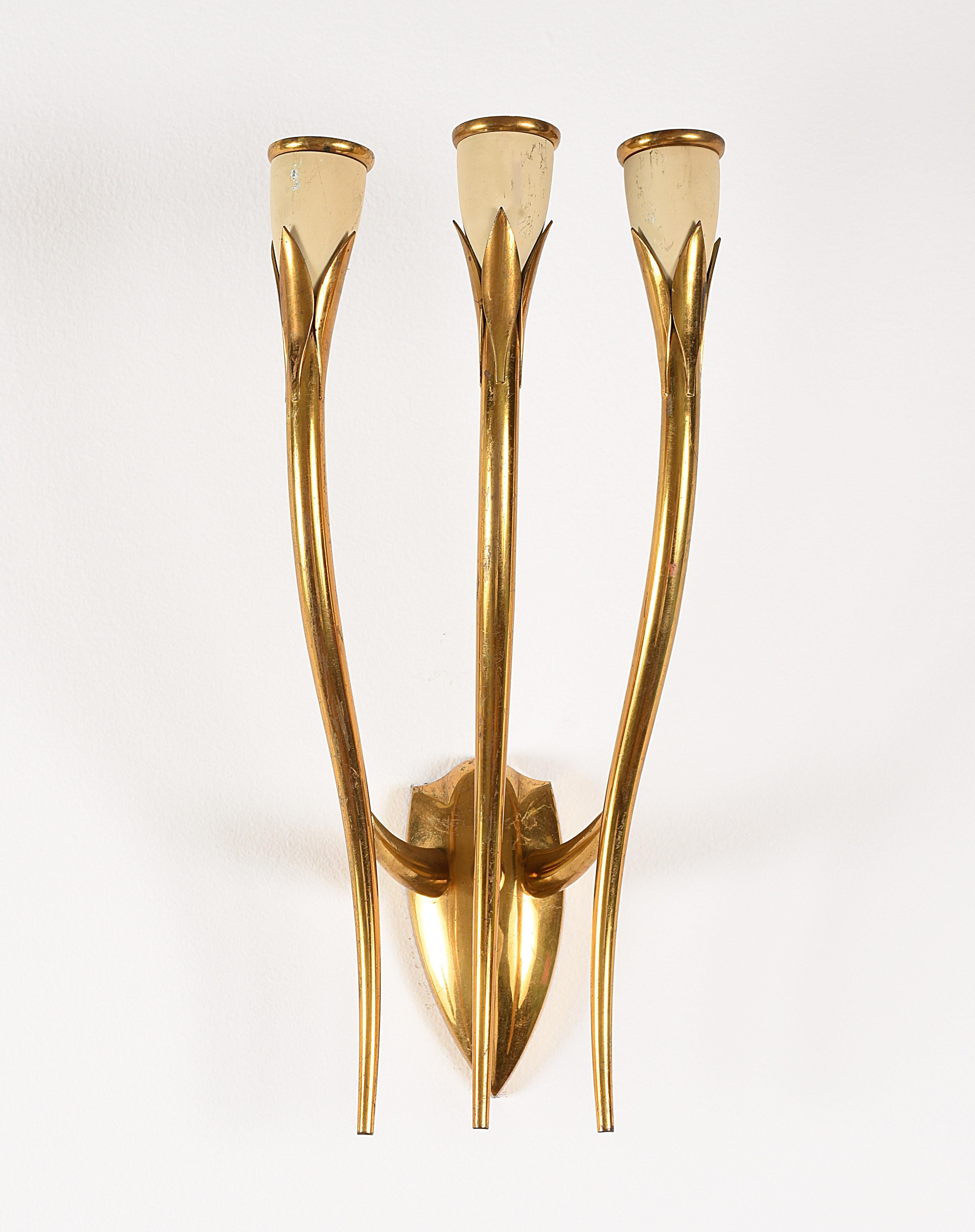 Mid-Century Modern Applique de style Gio Ponti à trois lumières en laiton doré, Italie, années 1950 en vente