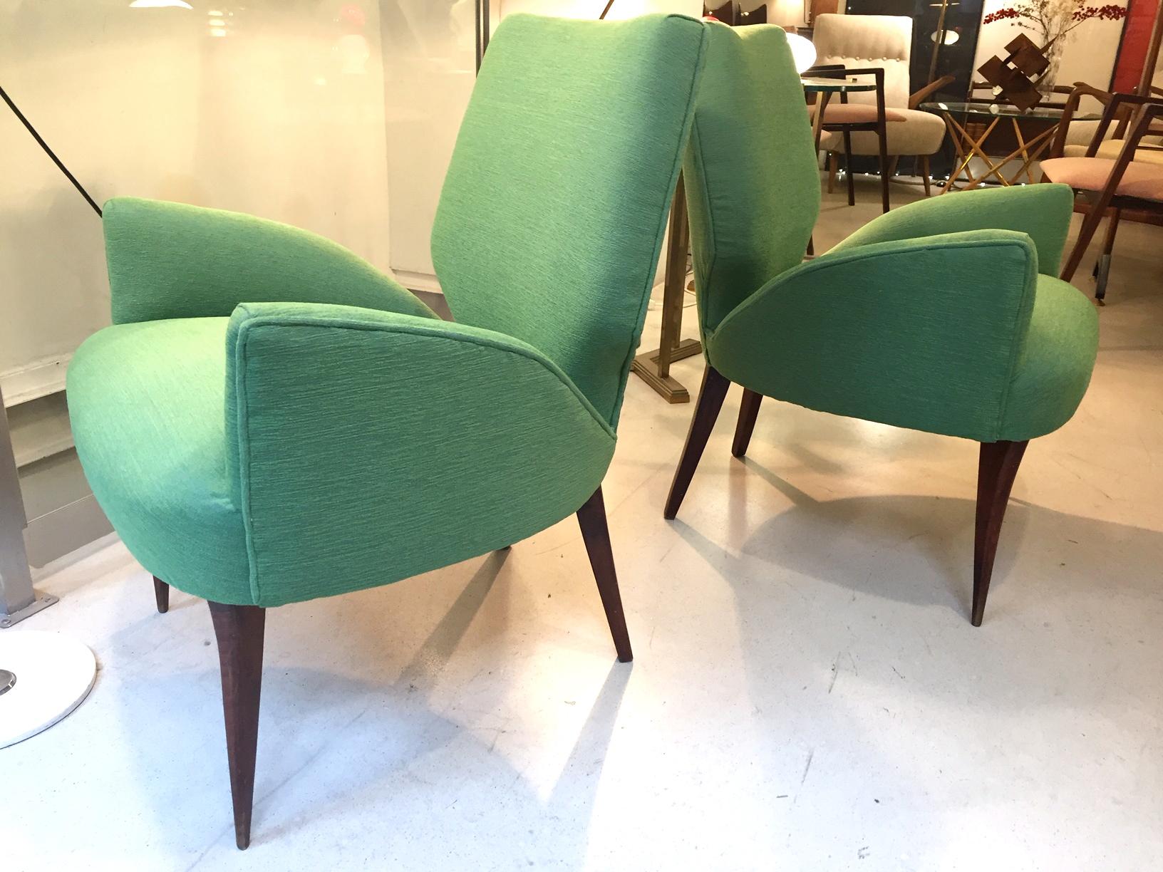 An elegant pair of Gio Ponti style arm chairs edited in the 1950s. Wooden frame, bronze spring seats and organic
vegetable filling in the inner seat. Beech legs.
The chairs have been reupholstered in kvadrat fabric.
Professional free packing is