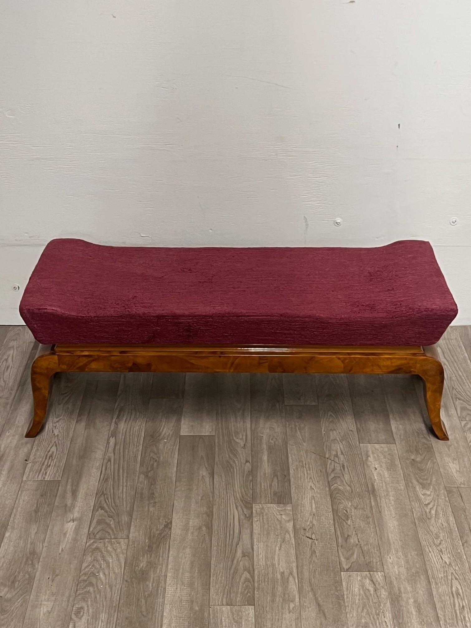This Gio Ponti style wooden bench combines classic design with comfort. The dark wood frame and curved legs give it an elegant, timeless look. 