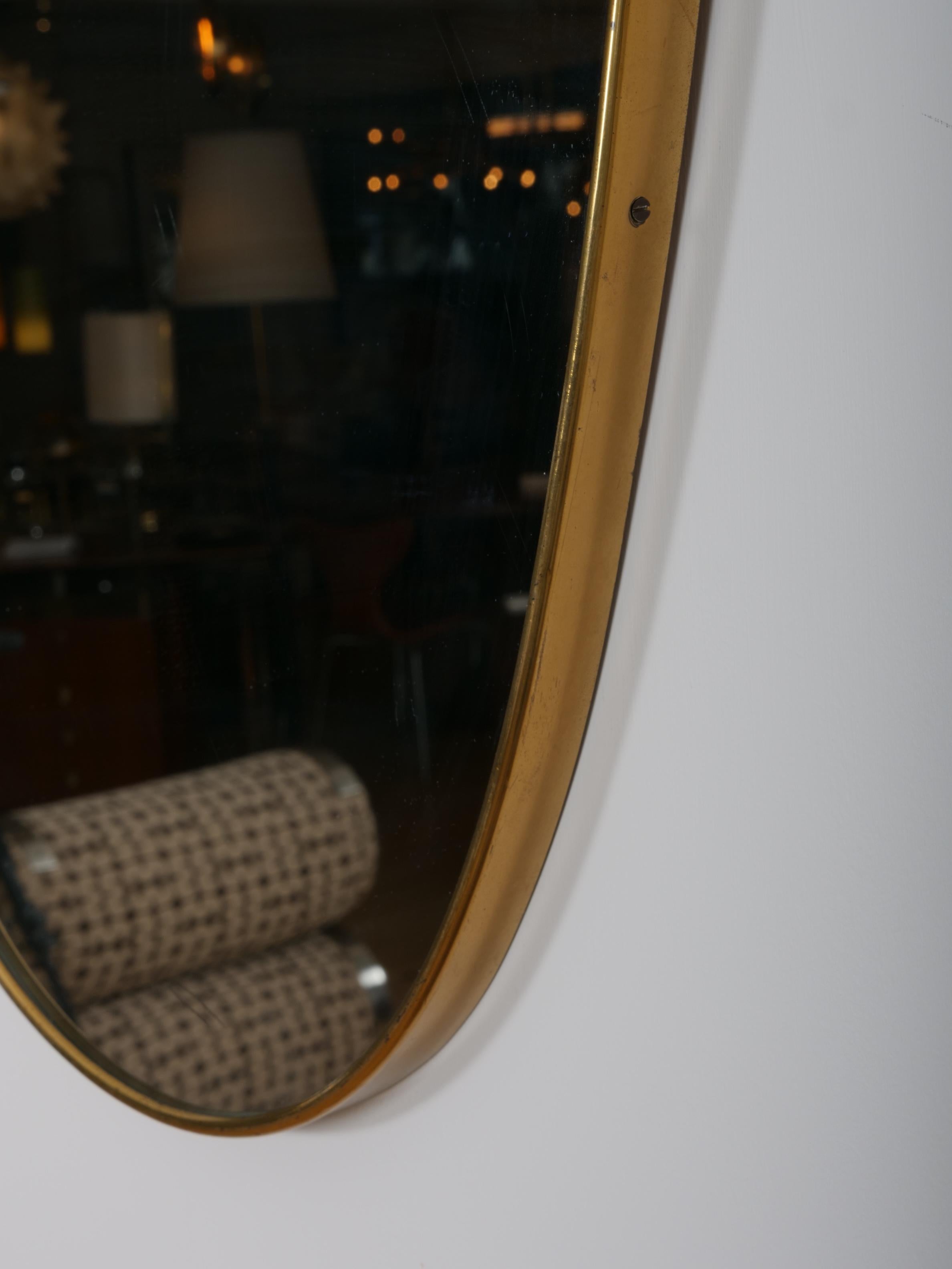 Milieu du XXe siècle Miroir à cadre en laiton de style Gio Ponti. Italie c1950 en vente