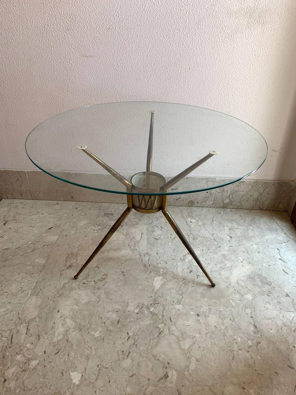 Mid-Century Modern Gio Ponti style, coffe table in brass ''tripod'' 1950s For Sale