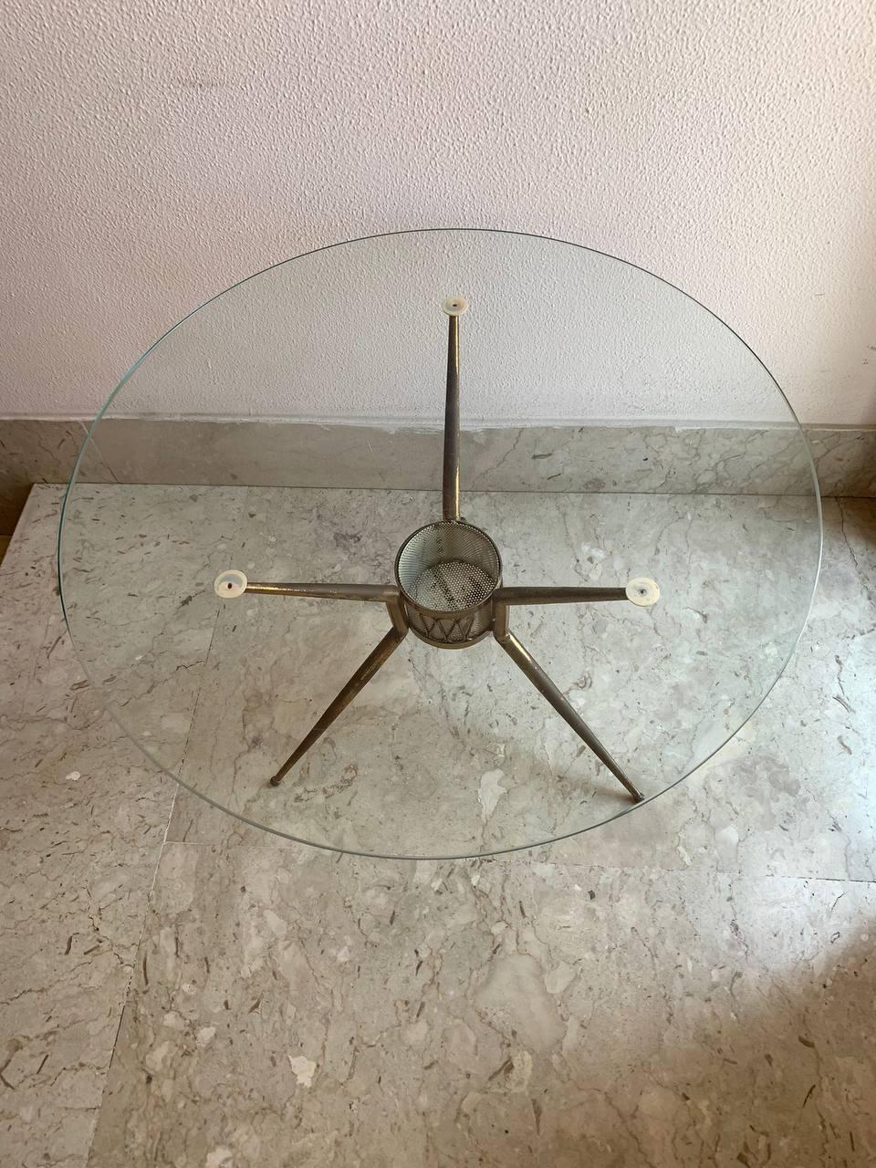 Gio Ponti style, coffe table in brass ''tripod'' 1950s In Good Condition For Sale In Palermo, IT