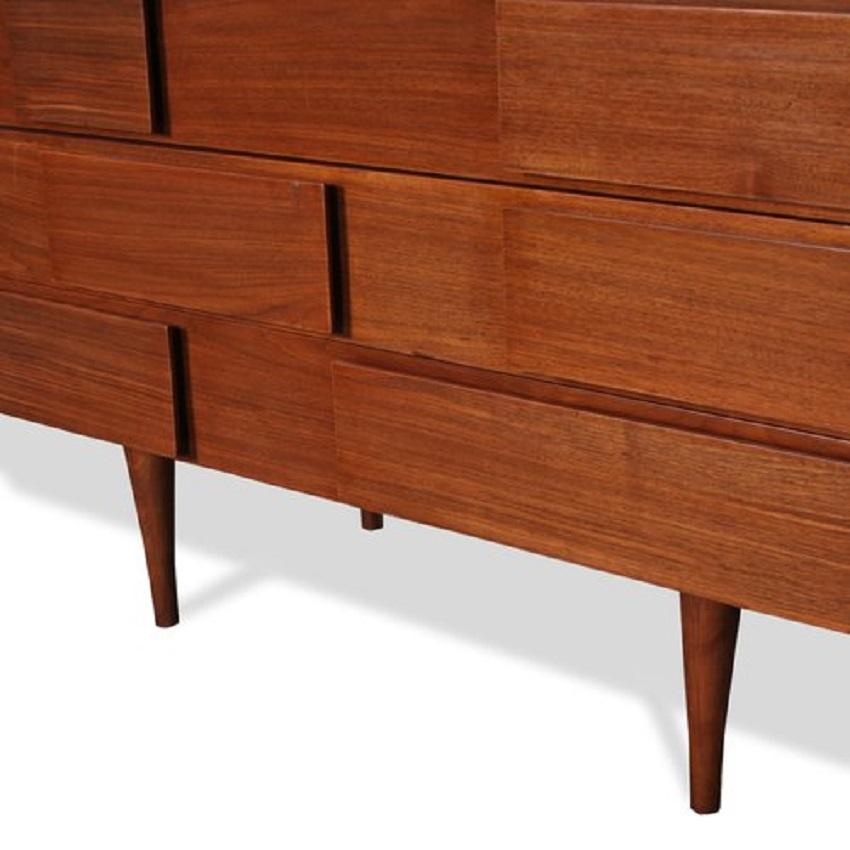 Metà XX secolo Commodes o comò a quattro cassetti in stile Gio Ponti, una coppia in vendita