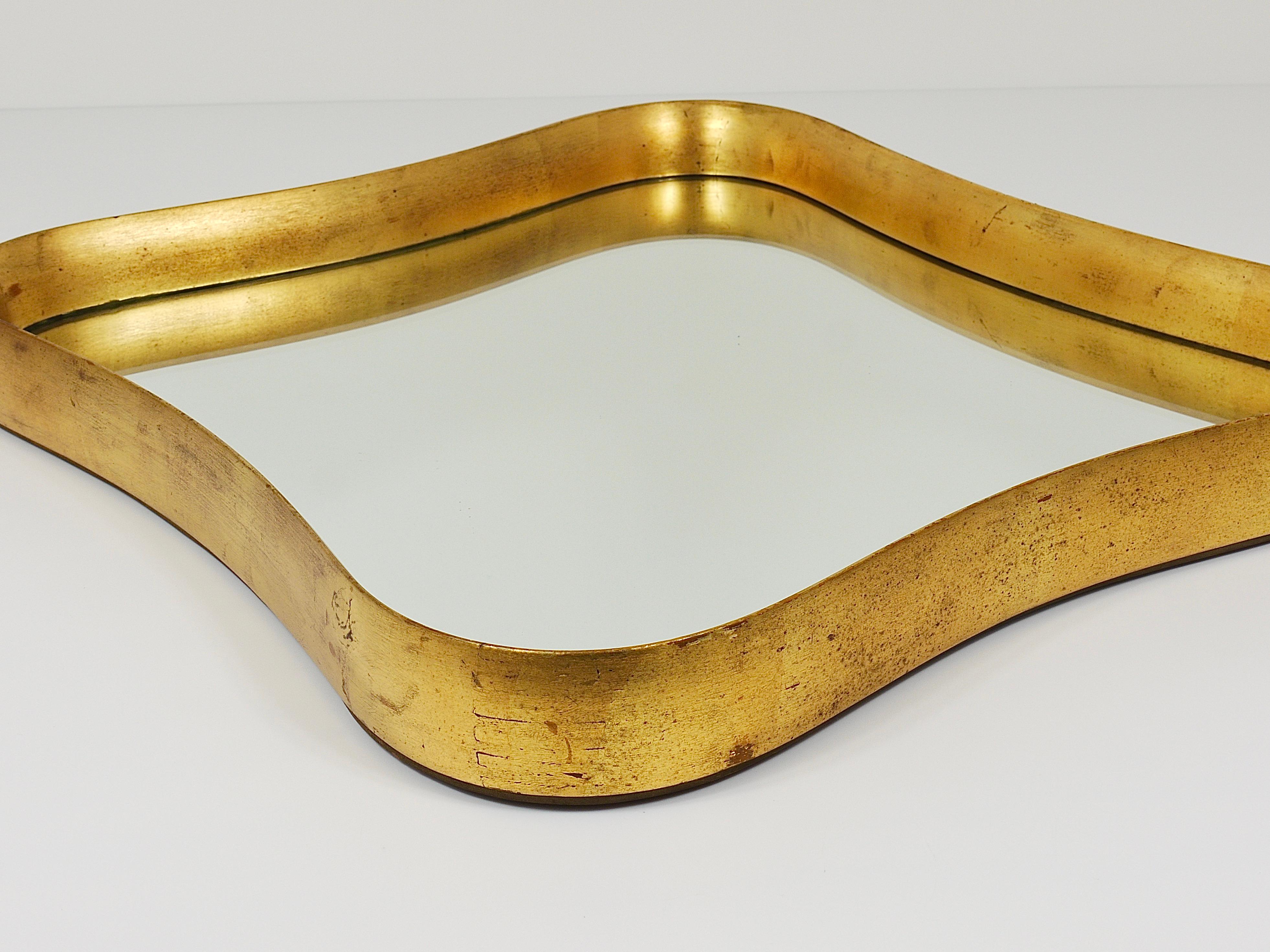 Gio Ponti Stil Vergoldeter Wood Spiegel von Max Welz Wien, Österreich, 1940er Jahre (Moderne der Mitte des Jahrhunderts) im Angebot
