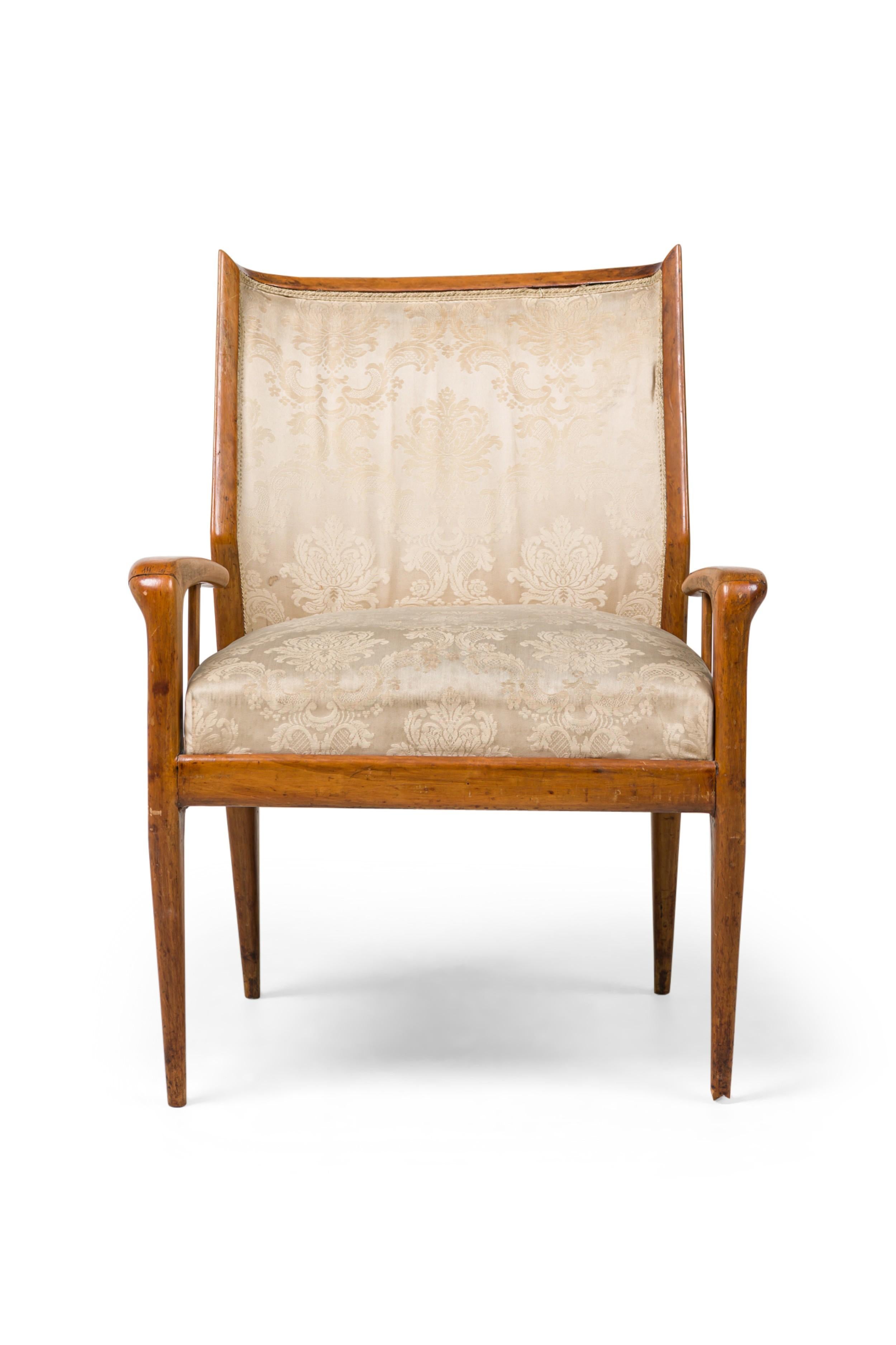 Italienischer Nussbaumsessel aus der Mitte des Jahrhunderts mit geschwungener Rückenlehnenform und spitz zulaufenden Armlehnen im Atomstil mit beigem Damastbezug auf Sitz und Rückenlehne (Stil von GIO PONTI)