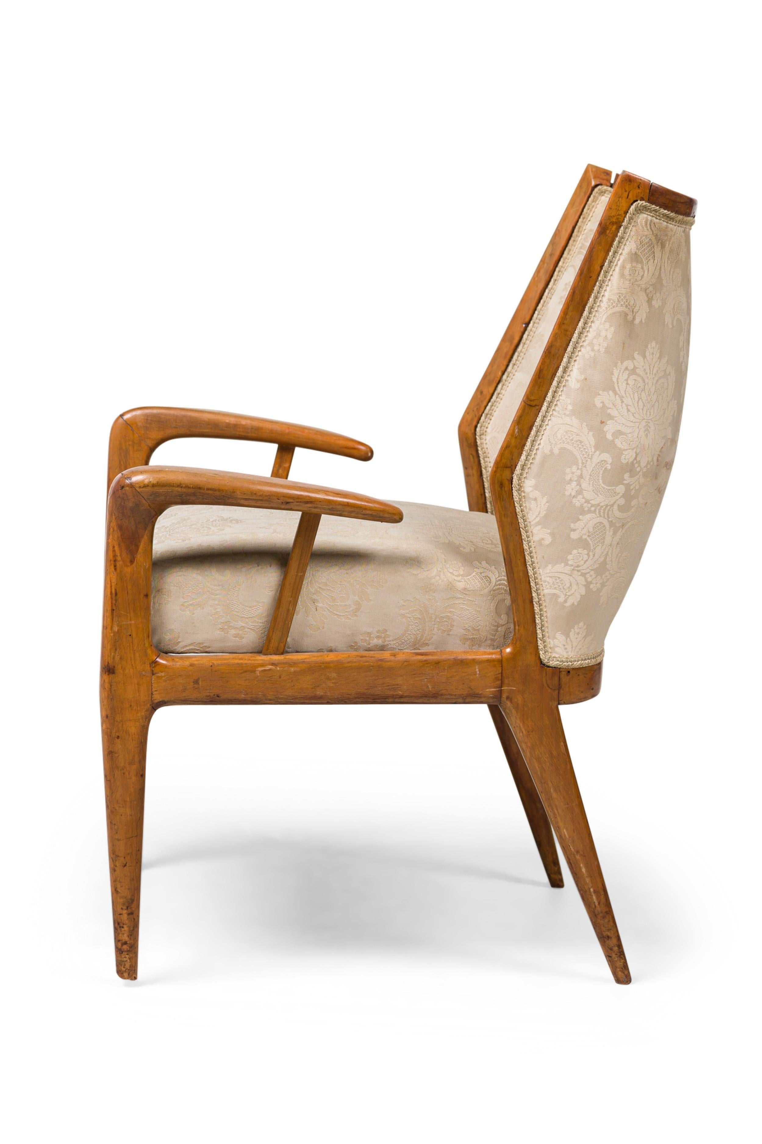 Gio Ponti Style Italian Mid-Century Walnut and Damask Curved Back Armchair (Moderne der Mitte des Jahrhunderts) im Angebot
