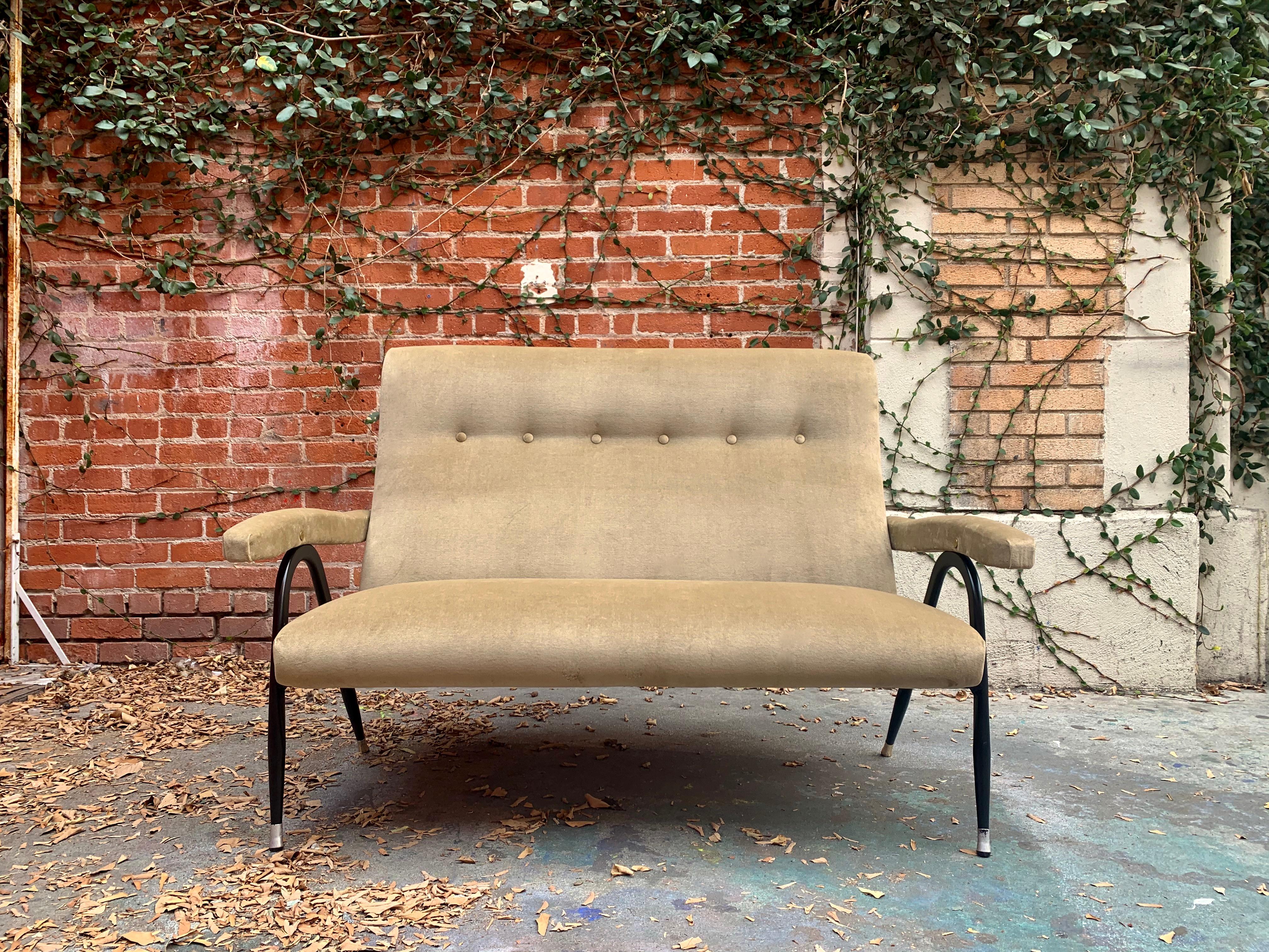 Gio Ponti style Italian tufted settee and chairs in newly upholstered taupe velvet.

Measures: Settee: 51