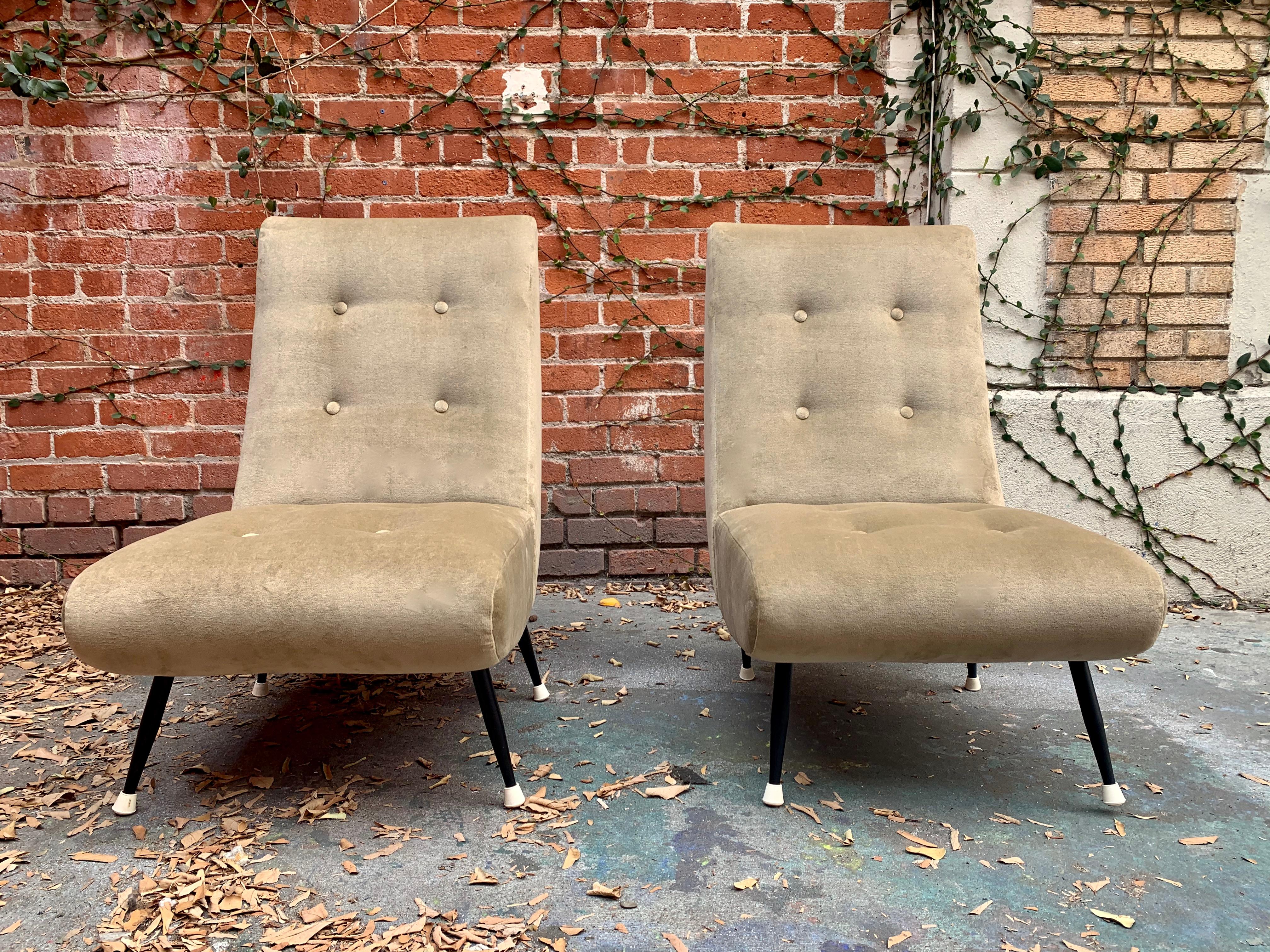 Upholstery Gio Ponti Style Italian Tufted Settee and Chairs in Taupe Velvet For Sale