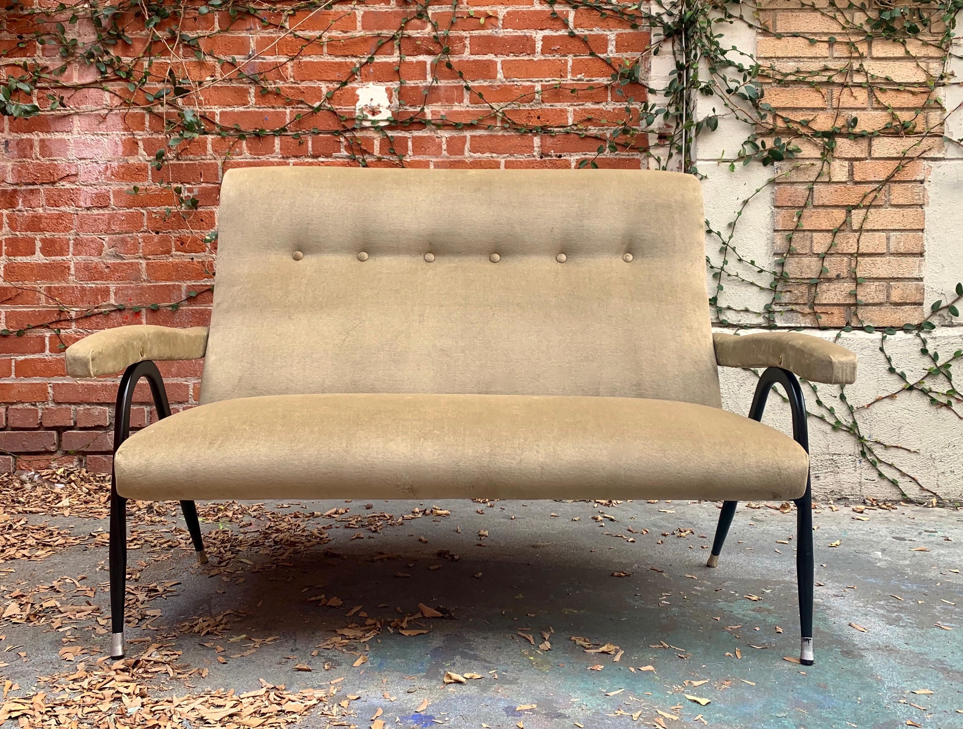 Gio Ponti style Italian tufted settee in newly upholstered taupe velvet. 

Measure: Seat depth 19