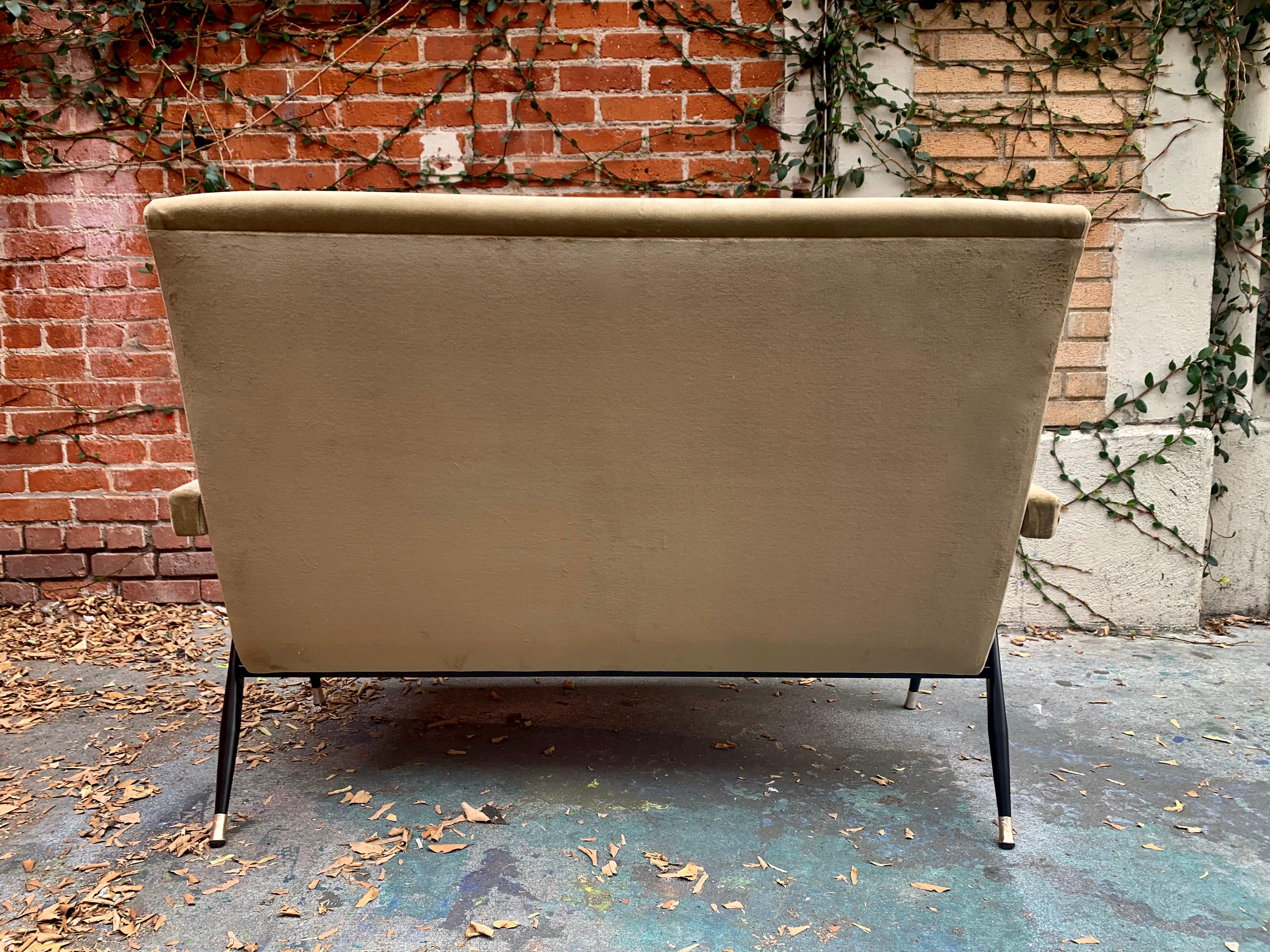 Mid-Century Modern Gio Ponti Style Italian Tufted Settee in Taupe Velvet For Sale