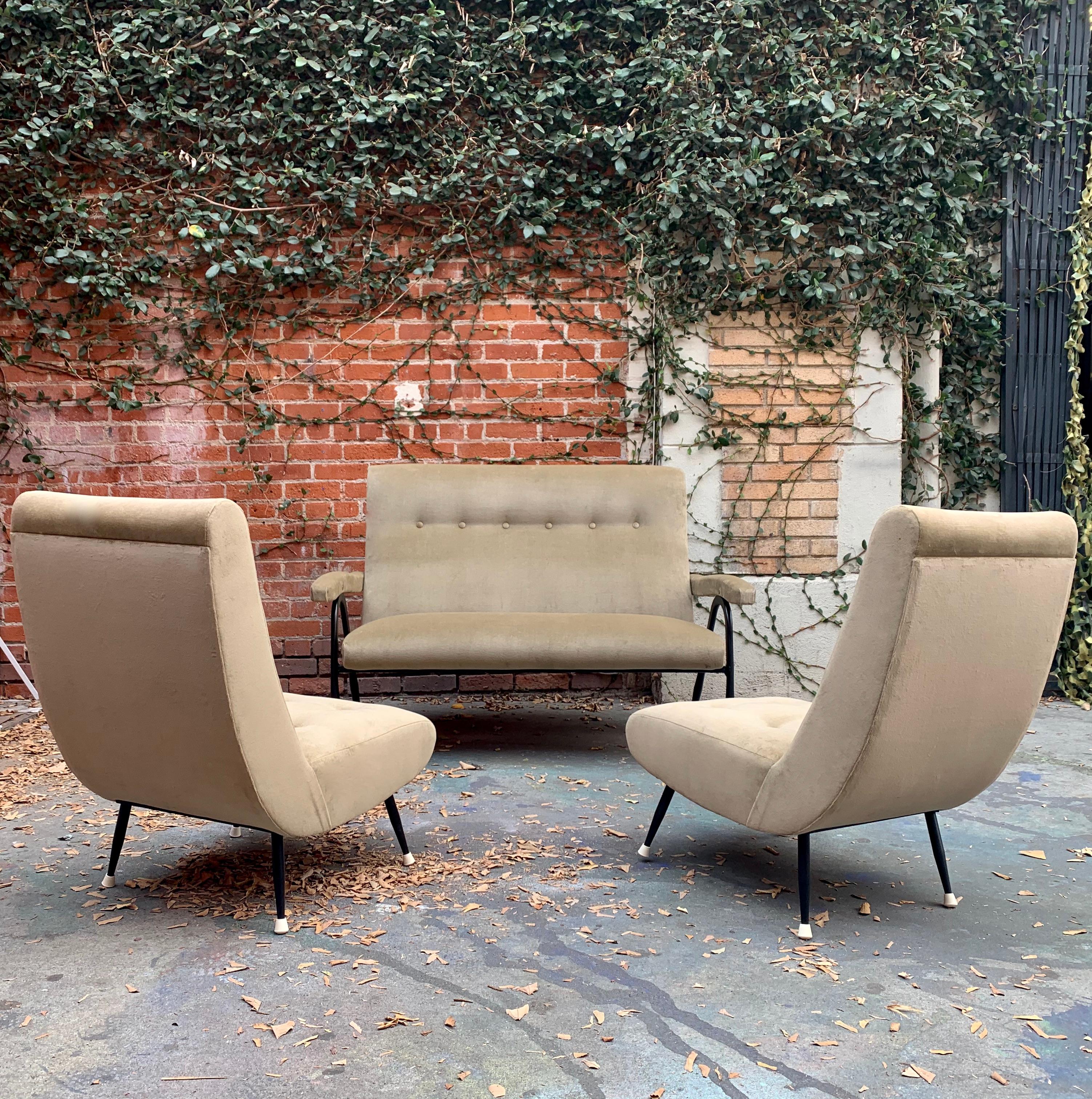 Gio Ponti Style Italian Tufted Settee in Taupe Velvet In Good Condition In West Hollywood, CA