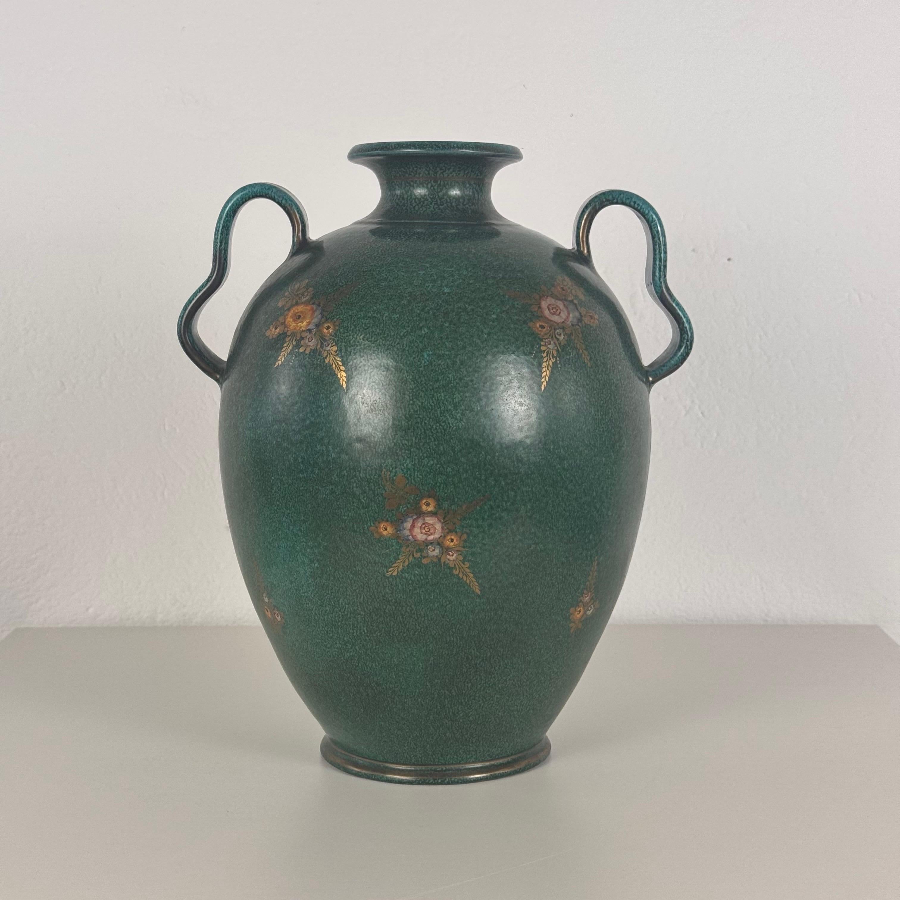 Un exquisito jarrón decorativo de gran tamaño procedente de Deruta (Italia), de alrededor de 1950, que encarna maravillosamente el espíritu y la elegancia que recuerdan el estilo icónico de Gio Ponti. El jarrón, hecho a mano en cerámica esmaltada,