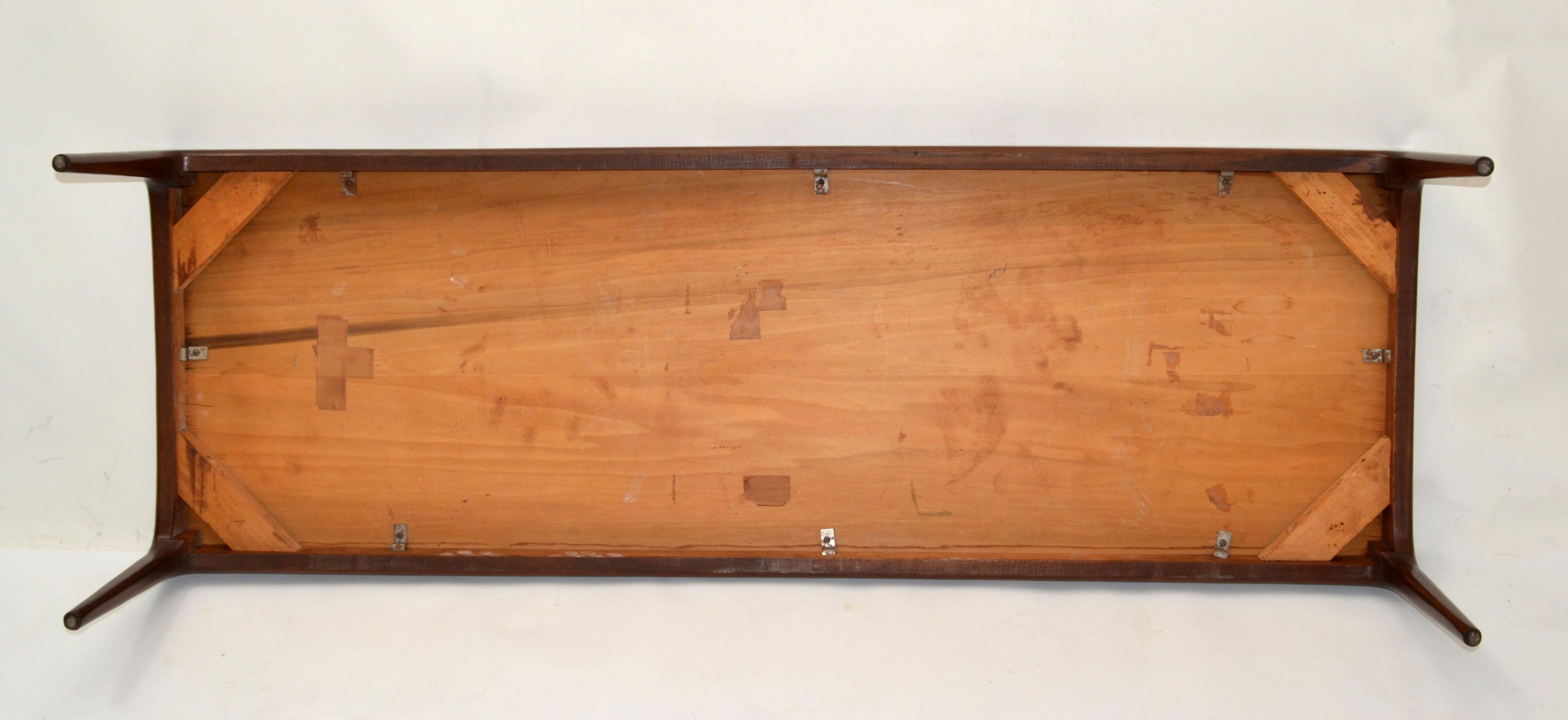 Table basse de style Gio Ponti Pieds fuselés Noyer Modernité du milieu du siècle Italie 70 en vente 5