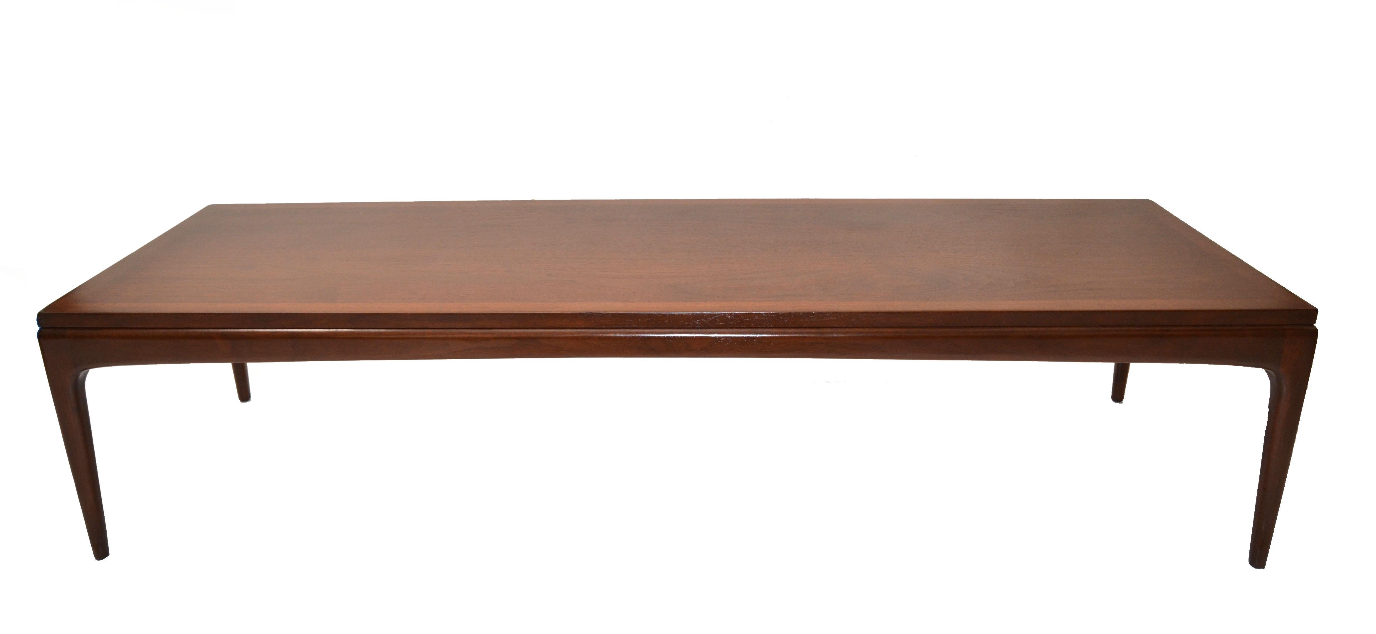Italian long rectangle low Coffee Table in Walnut Wood with tapered Legs attributed to Gio Ponti. 
A Classic Sofa Table Mid-Century Modern from Italy.
Restored condition and ready for a new Home.