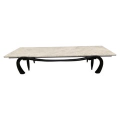 Mesa de centro ebonizada con tapa de mármol estilo Gio Ponti..