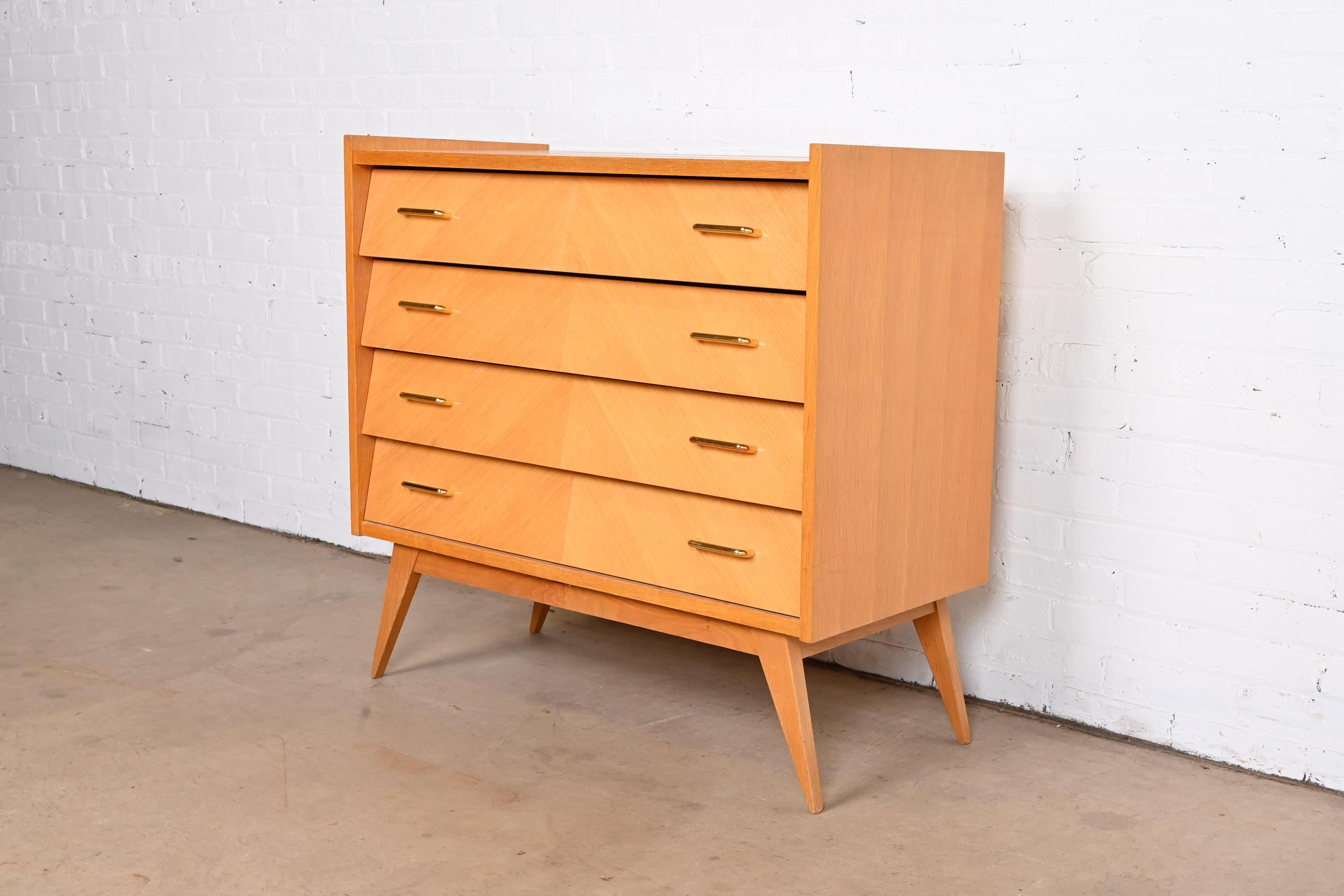 Gio Ponti Style Mid-Century Italian Modern Louvered Front Chest of Drawers In Good Condition For Sale In South Bend, IN