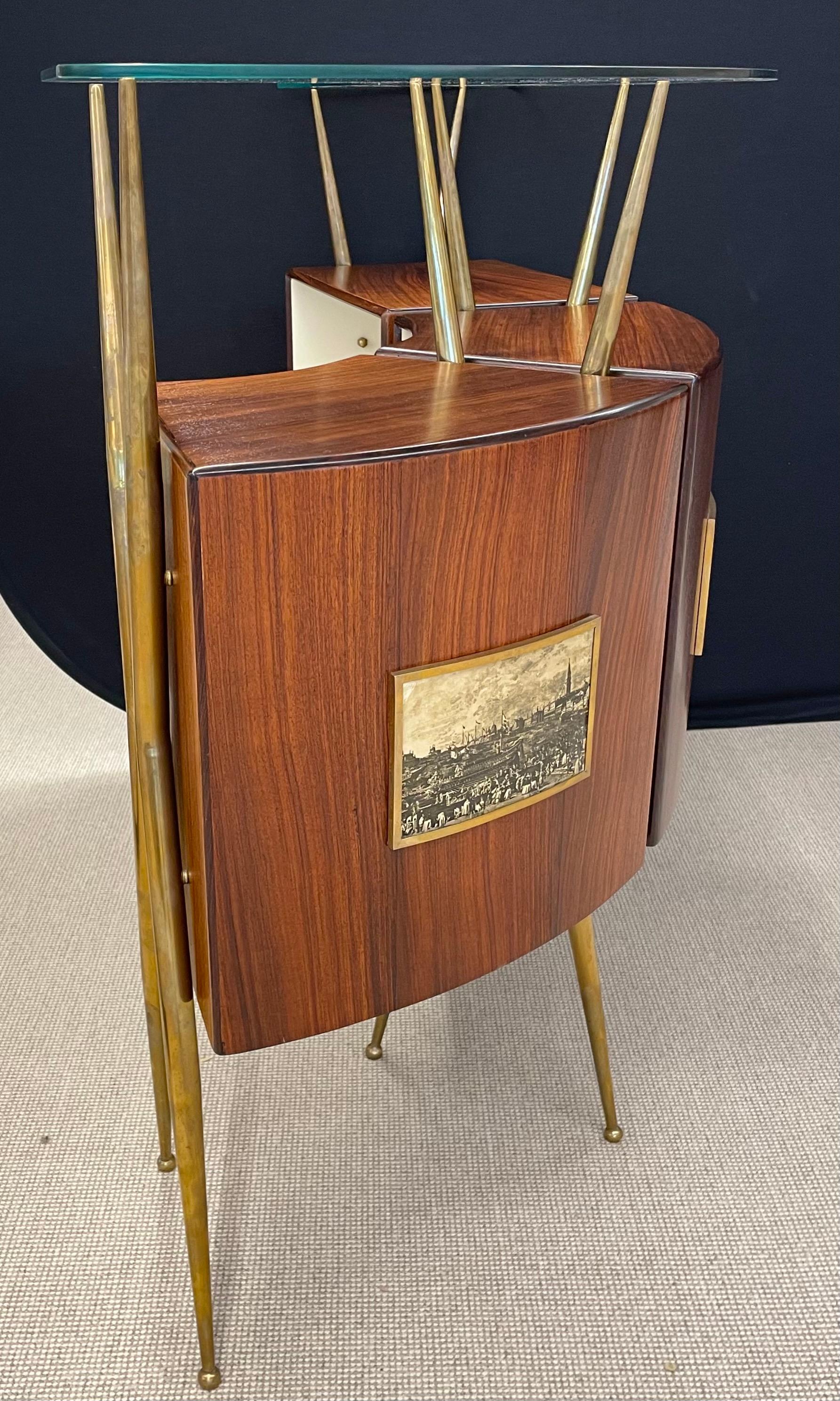 Gio Ponti Style Mid-Century Modern Bar or Serving Cabinet.  In Good Condition In Stamford, CT