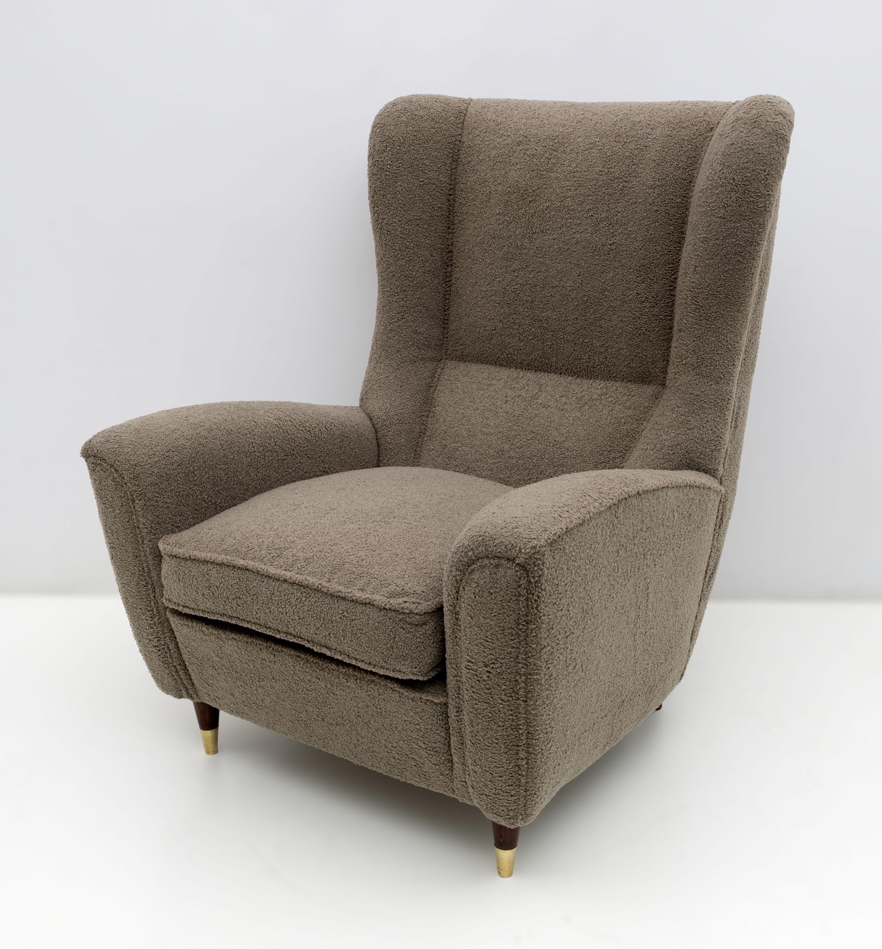 This armchair in the style of Gio Ponti was produced by the famous Italian company Isa from Bergamo, where Gio Ponti collaborated for several years. High back, very imposing and comfortable, upholstered in fine bouclé, this lounge chair is perfect