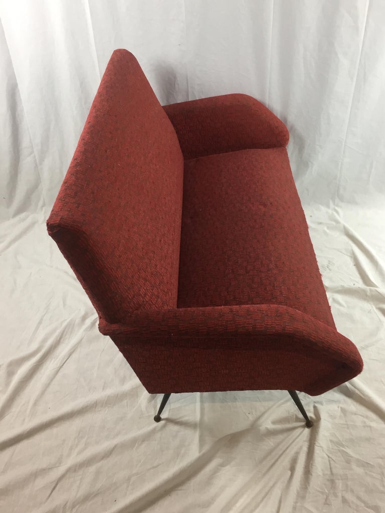 Giò Ponti Style Mid-Century Modern Red Sofa, 1960s In Good Condition For Sale In Cassina de'Pecchi, IT