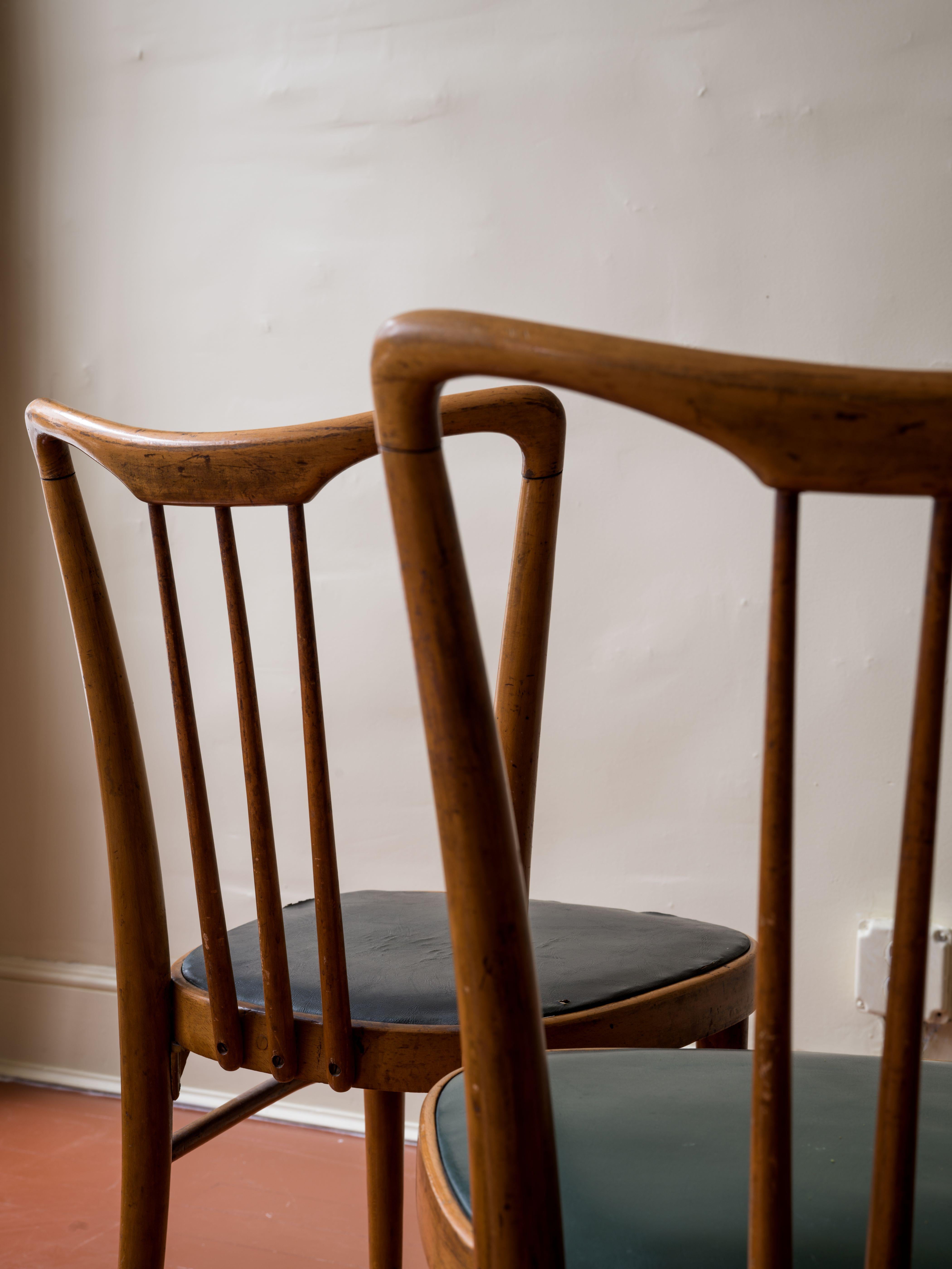 Coppia di sedie laterali in legno di faggio massiccio nello stile del famoso architetto e designer italiano Gio Ponti, celebrato per il suo contributo innovativo al design moderno della metà del secolo. Queste sedie sono caratterizzate da eleganti