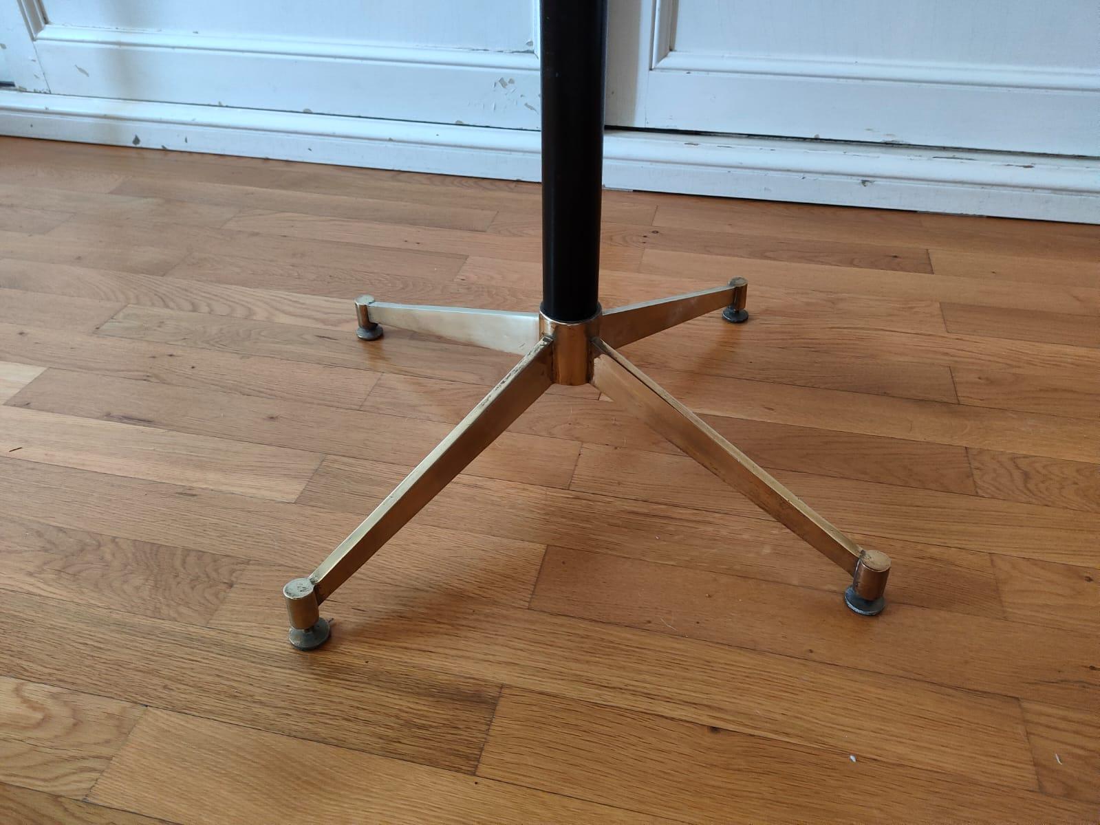 Gio Ponti Style Round Table 1955s Legs in Brass and Painted Metal In Good Condition For Sale In Lucca, IT