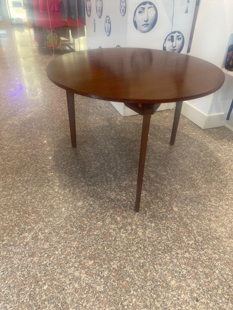 Milieu du XXe siècle Table ronde à trois pieds style Gio Ponti Italie Mid-Century Modernity  en vente