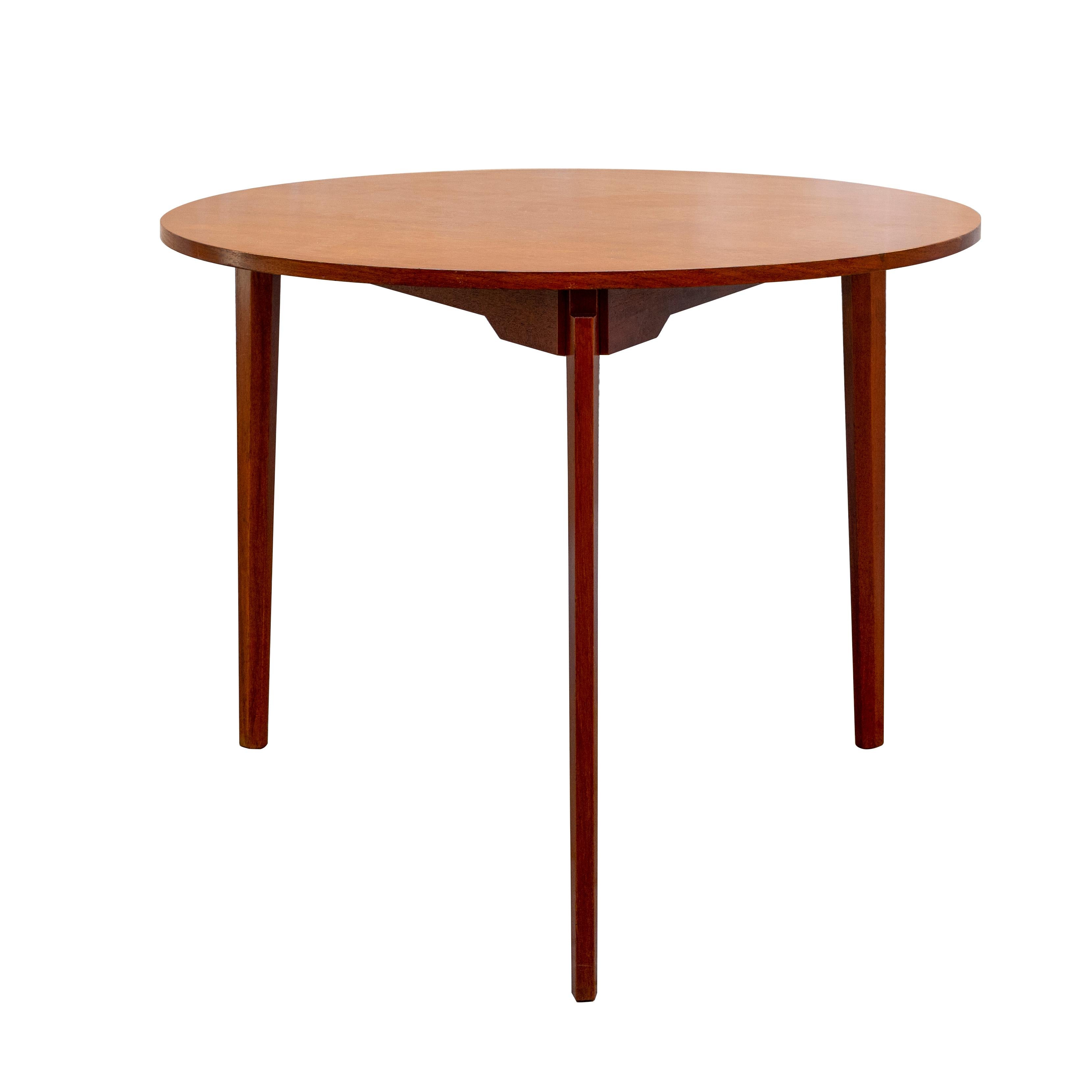 Table ronde à trois pieds de style Gio Ponti Italie Mid-Century Modern.
La table ronde dans le style de Gio Ponti, le design avec seulement trois jambes est grand le motif qui est créé dans l'espace entre le haut et les tiges, qui sont insérés et