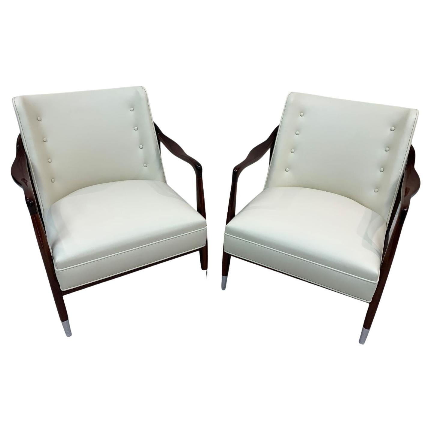 Lussuosa coppia di sedie da salotto e pouf della metà del secolo scorso nello stile di Selig Furniture Company. Restaurata professionalmente con una finitura lucida e perfettamente completata da una morbida tappezzeria in pelle color crema.