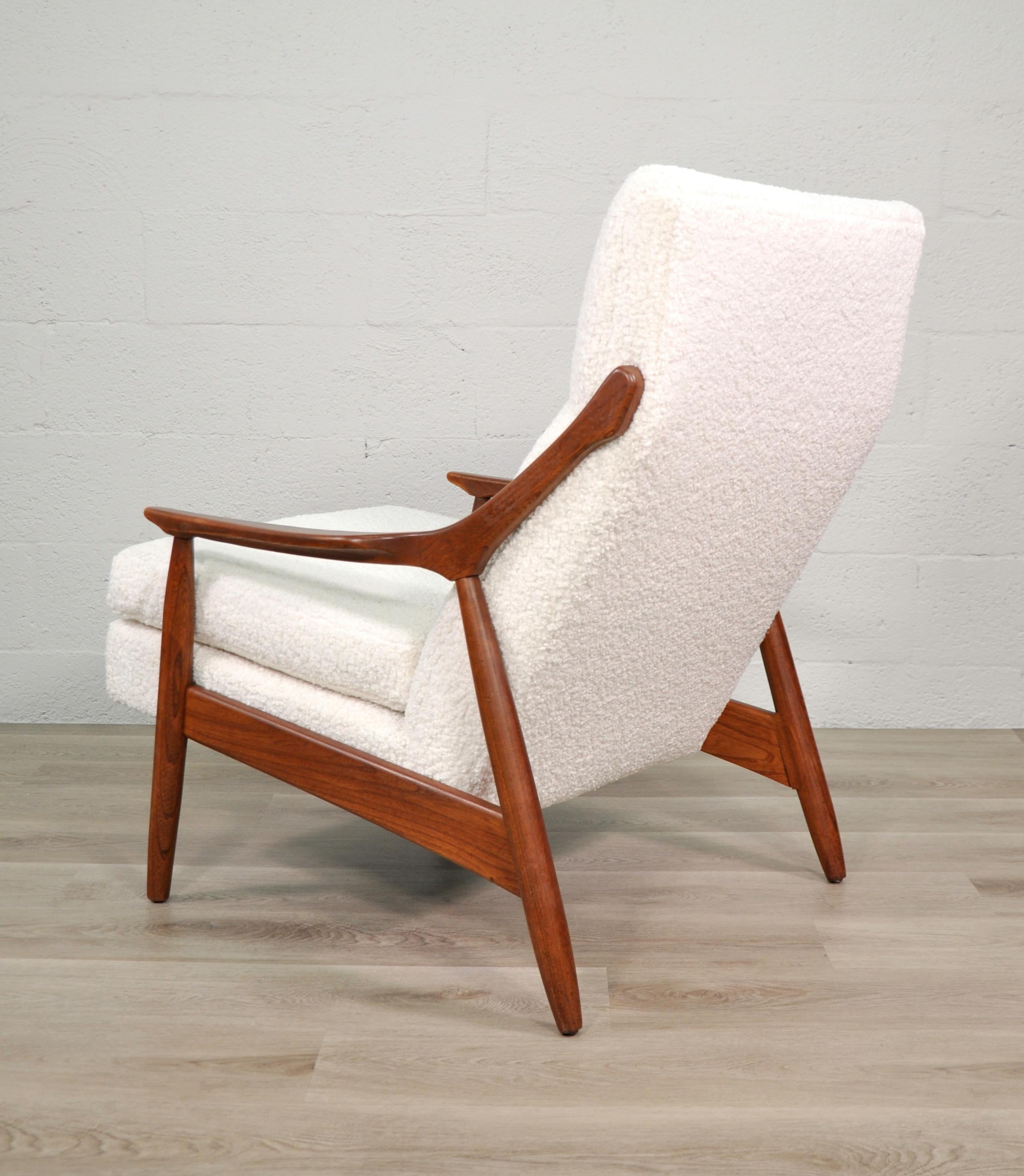 Chaise longue en noyer de style Gio Ponti en bouclé blanc ivoire en vente 3