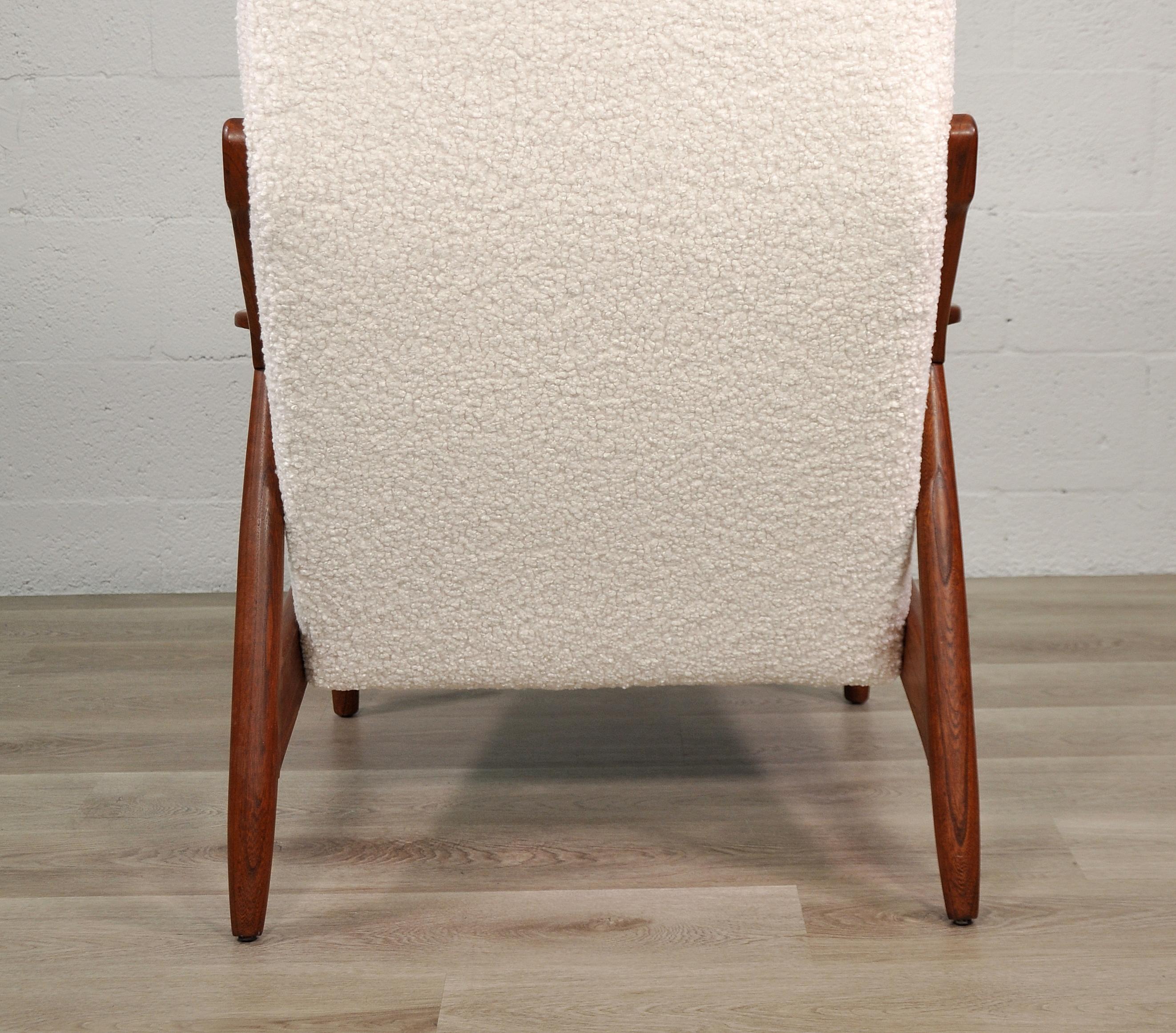 Gio Ponti Style Walnut Lounge Chair in Ivory White Bouclé For Sale 5