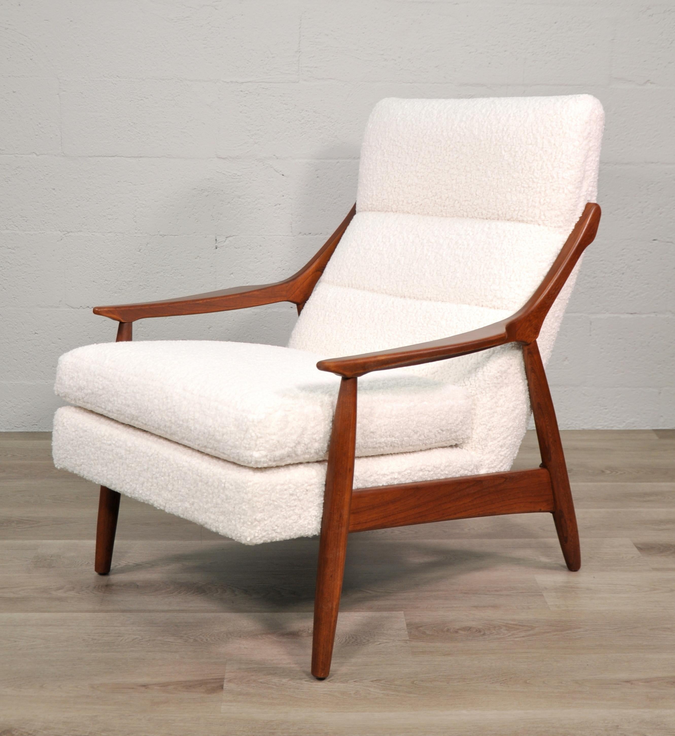 Chaise longue en noyer de style Gio Ponti en bouclé blanc ivoire en vente 5