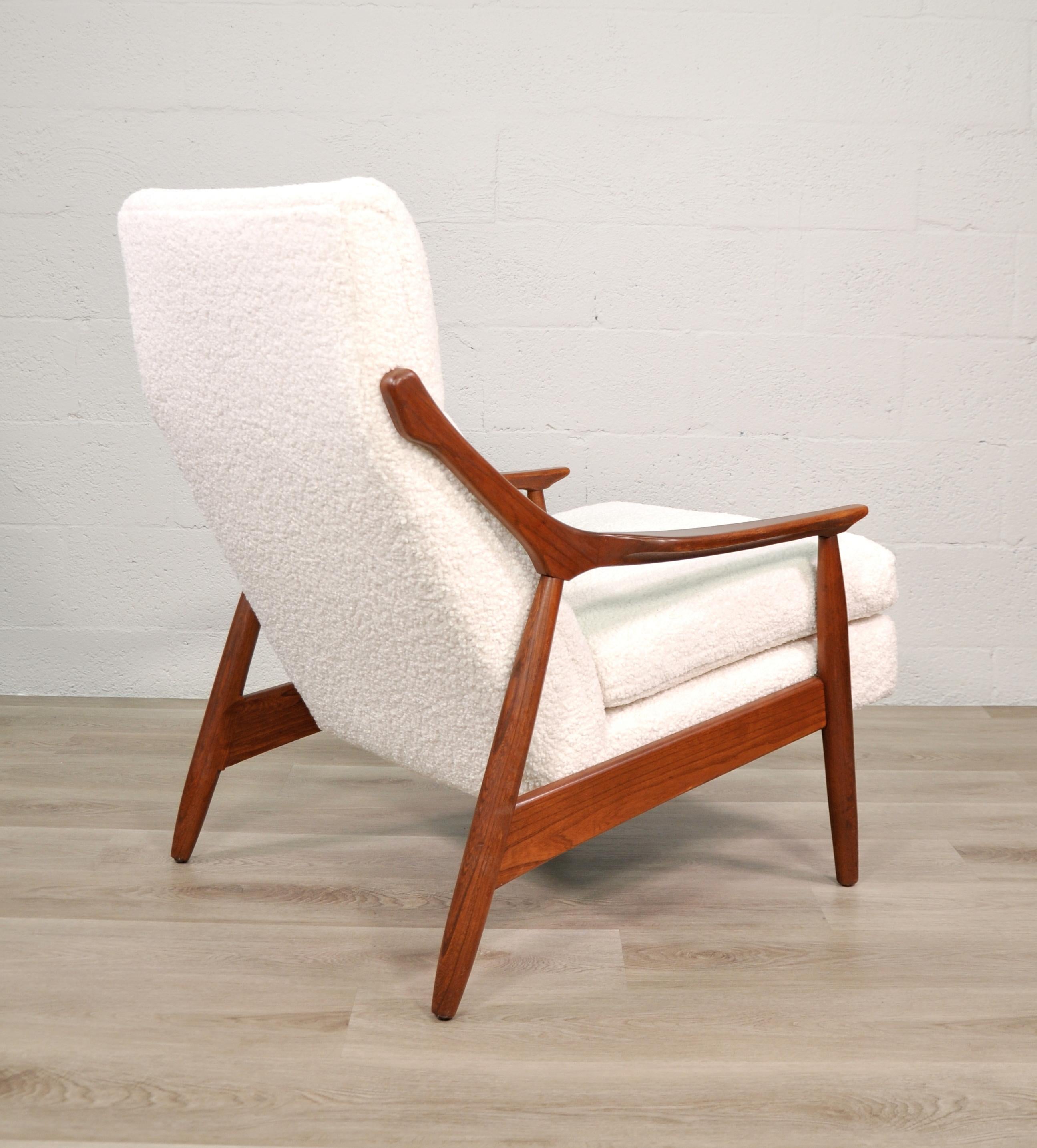 Gio Ponti Style Walnut Lounge Chair in Ivory White Bouclé In Excellent Condition For Sale In Miami, FL