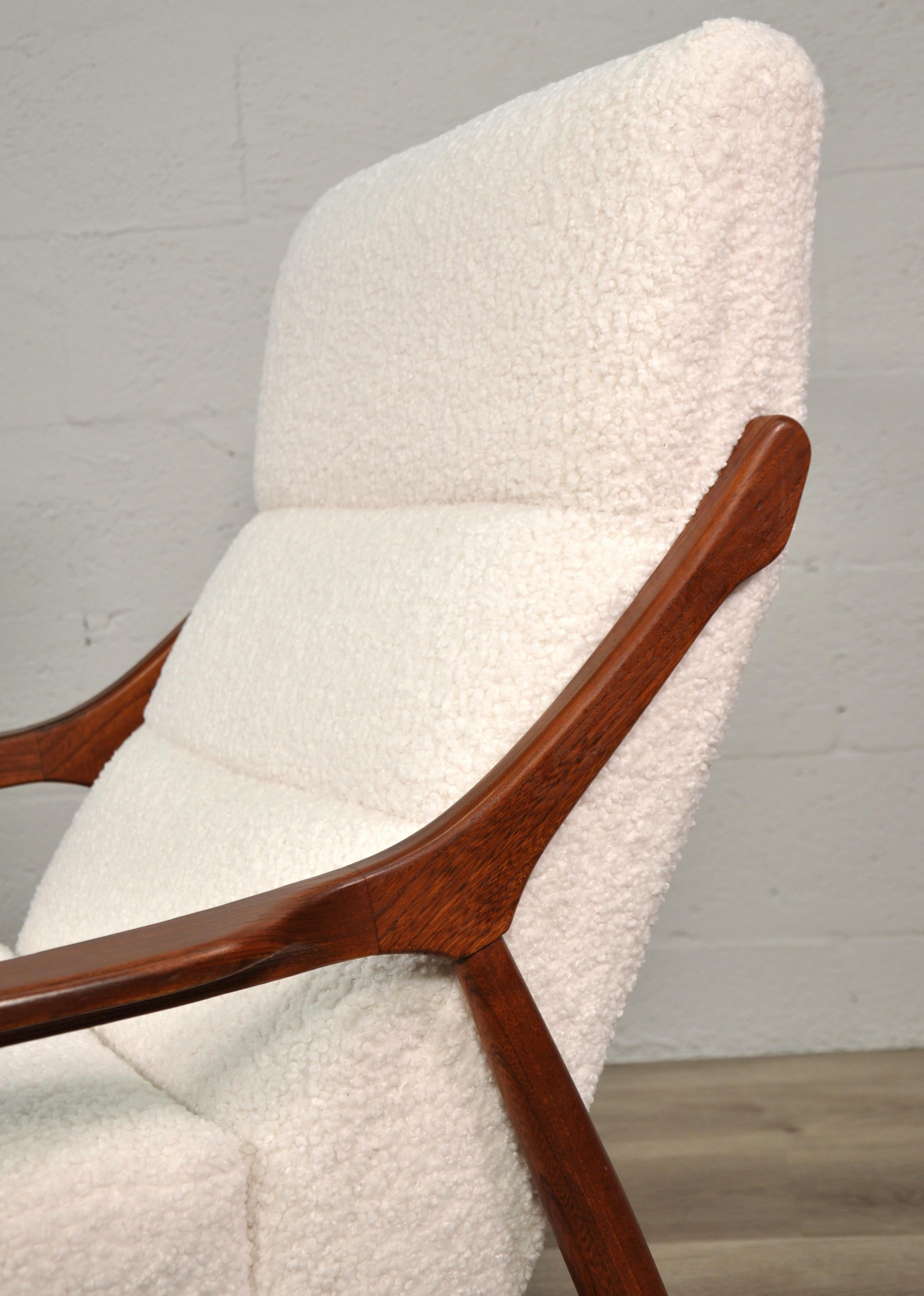 Milieu du XXe siècle Chaise longue en noyer de style Gio Ponti en bouclé blanc ivoire en vente