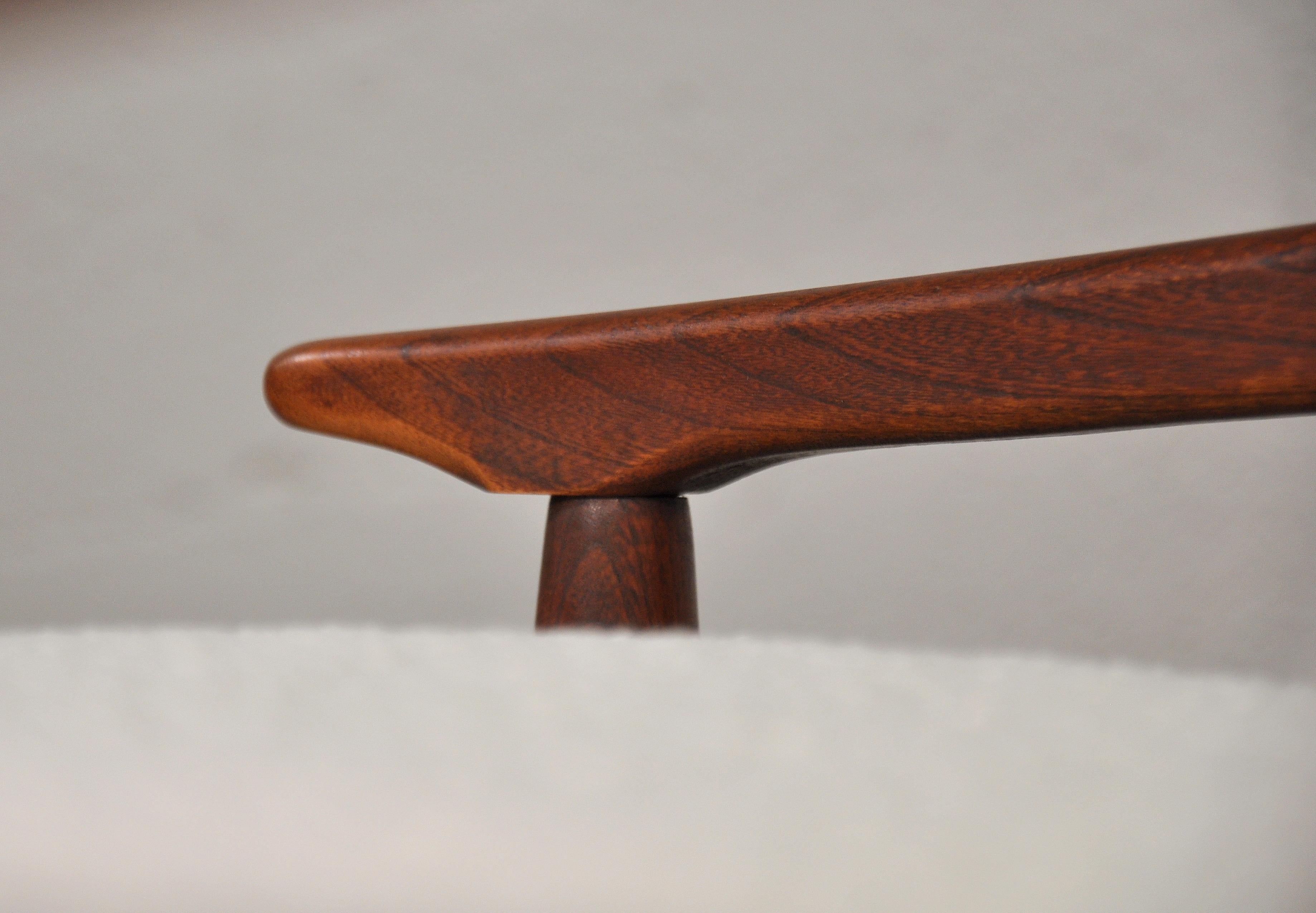 Chaise longue en noyer de style Gio Ponti en bouclé blanc ivoire en vente 1