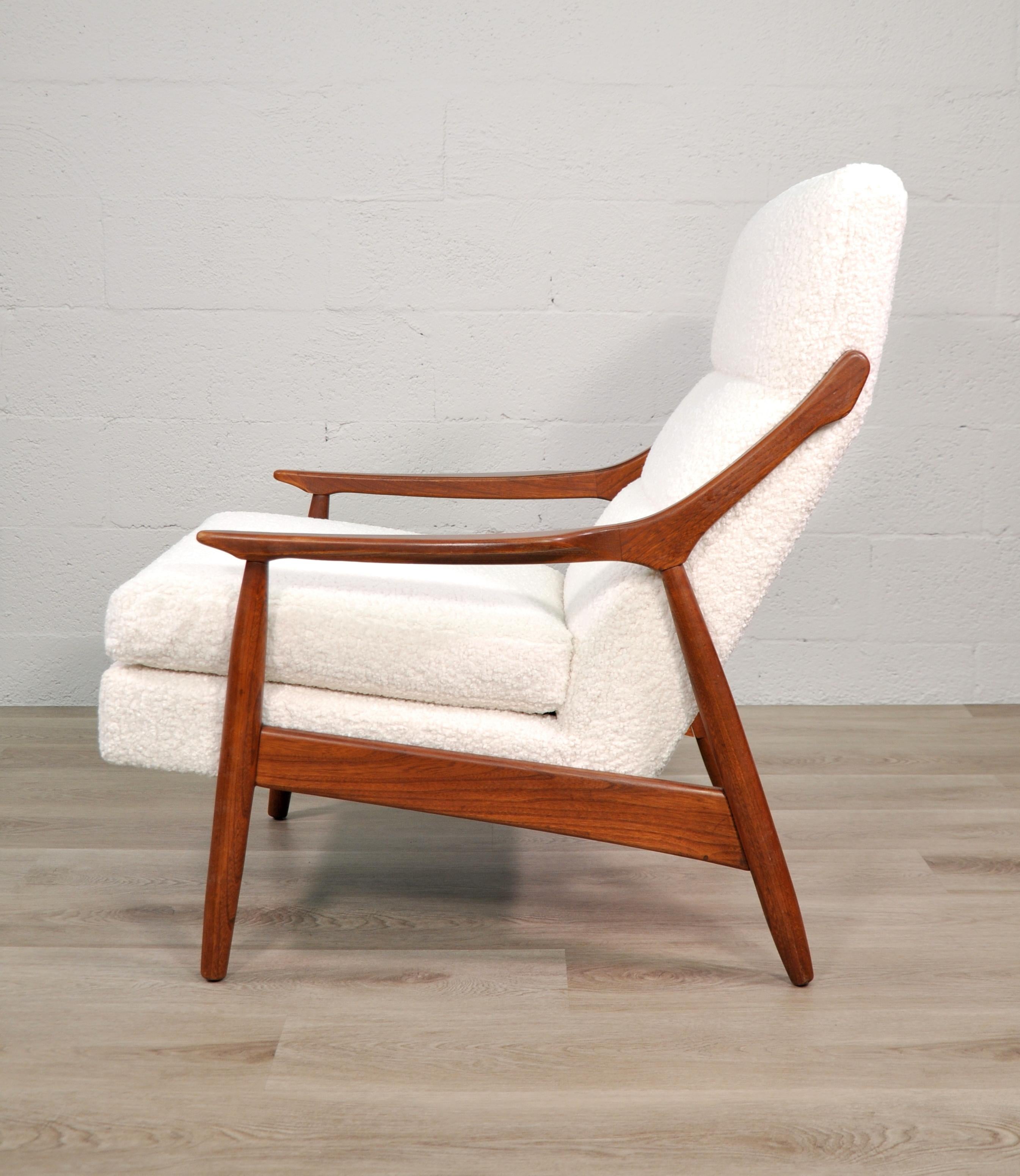 Chaise longue en noyer de style Gio Ponti en bouclé blanc ivoire en vente 2