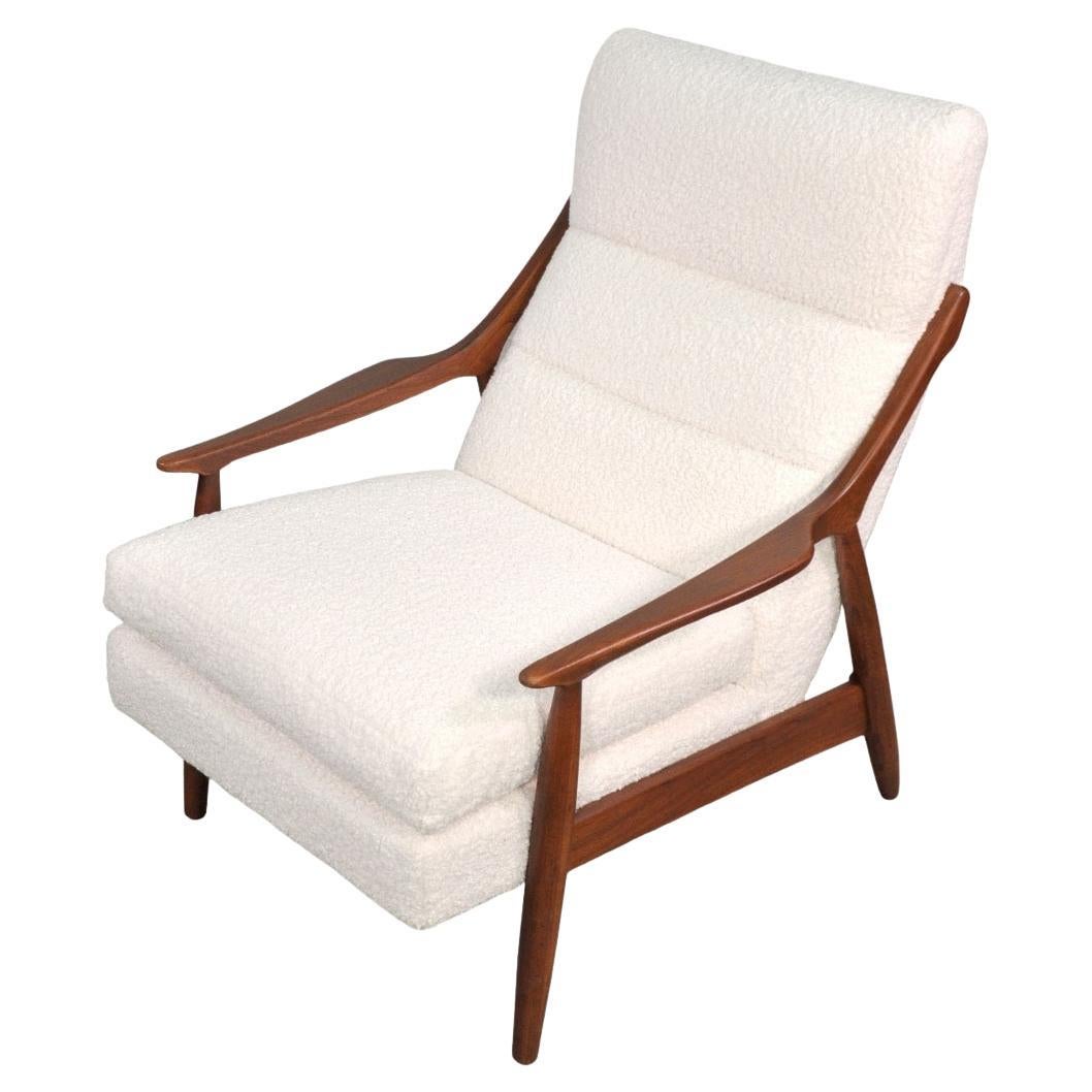 Mid-Century Modern Chaise longue en noyer de style Gio Ponti en bouclé blanc ivoire en vente