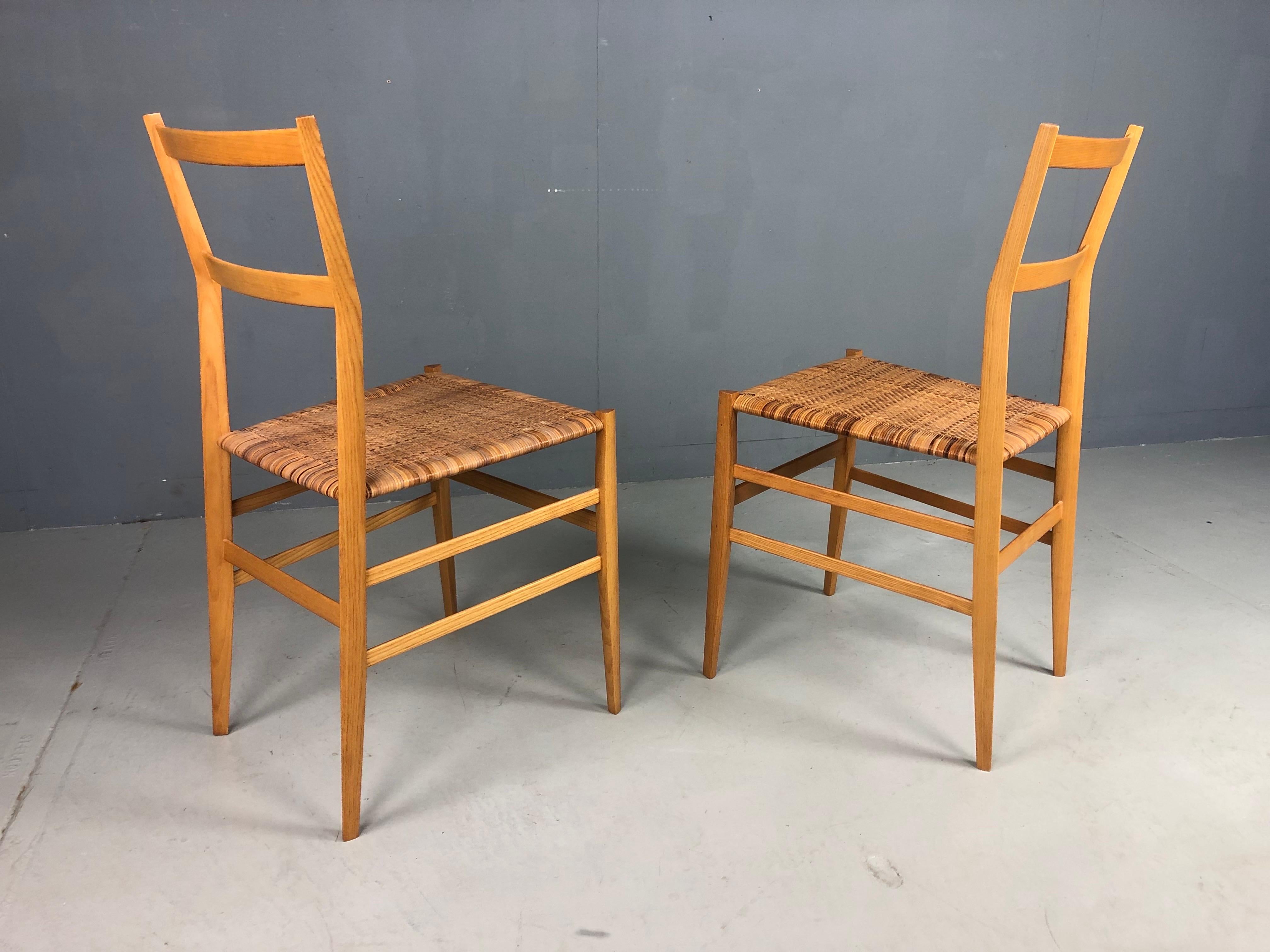 Ensemble de 2 chaises Vintage Superleggera en frêne Naturel avec sièges en rotin tissé, années 1980

Un magnifique ensemble de deux chaises emblématiques Superleggera, conçues par Gio Ponti et produites dans les années 1980. Ces chaises sont