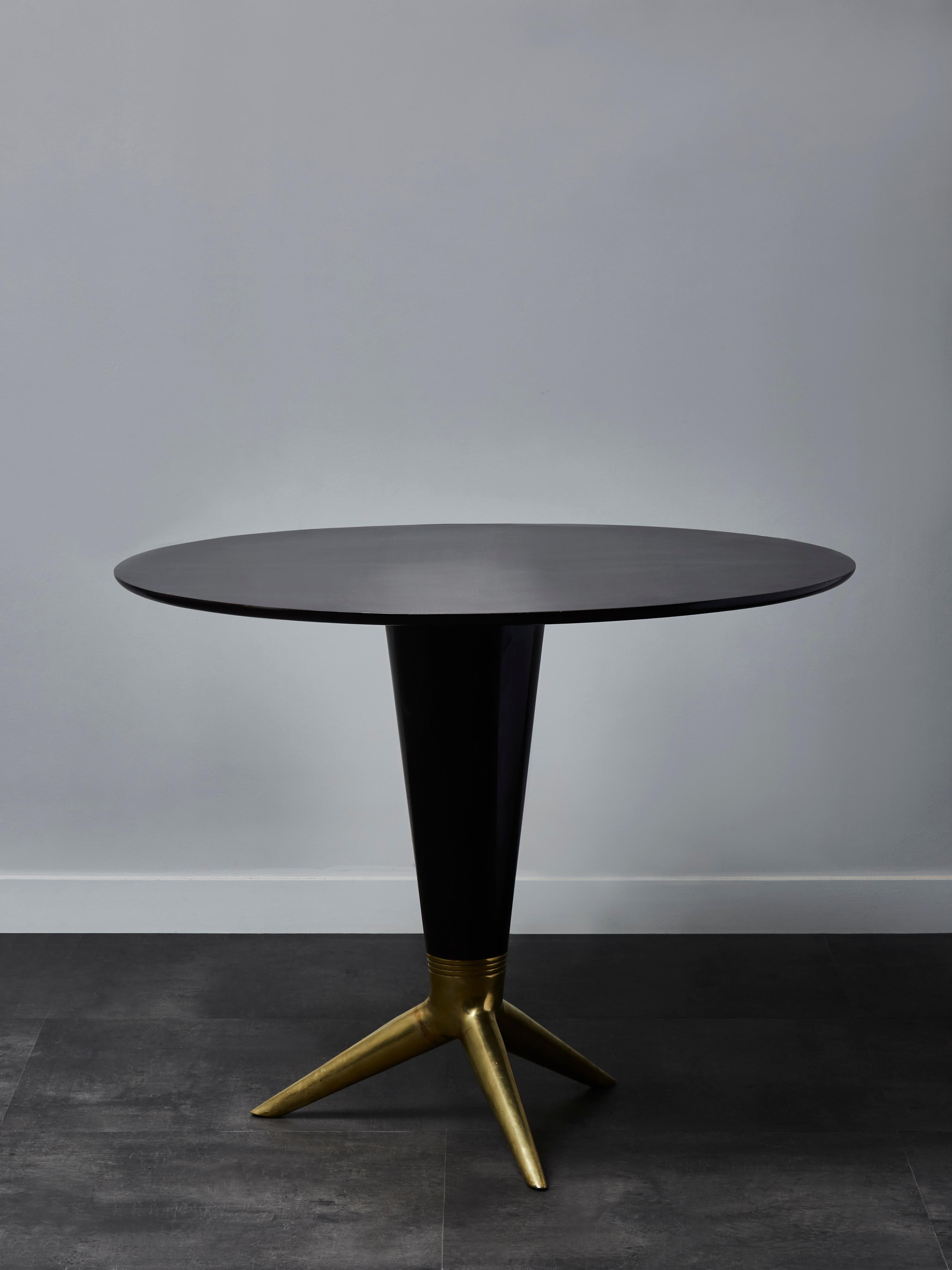 Elegant center table in wood and brass tripod foot. 
Attributed to Gio Ponti.
Italy, 1950s.