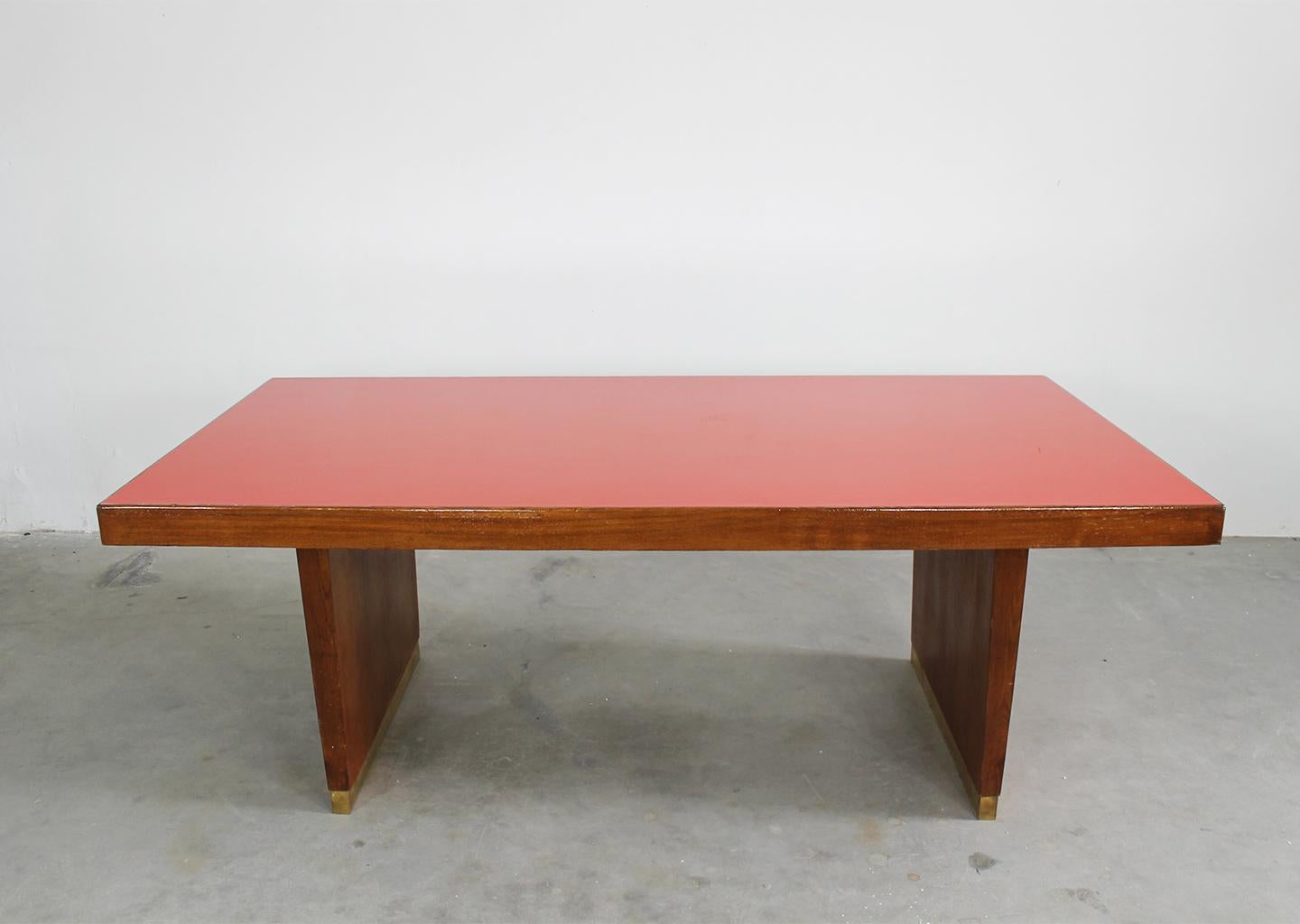 Mid-Century Modern Gio Ponti Table in Oak Brass and Red Laminate Italian Manifacture 1950s For Sale
