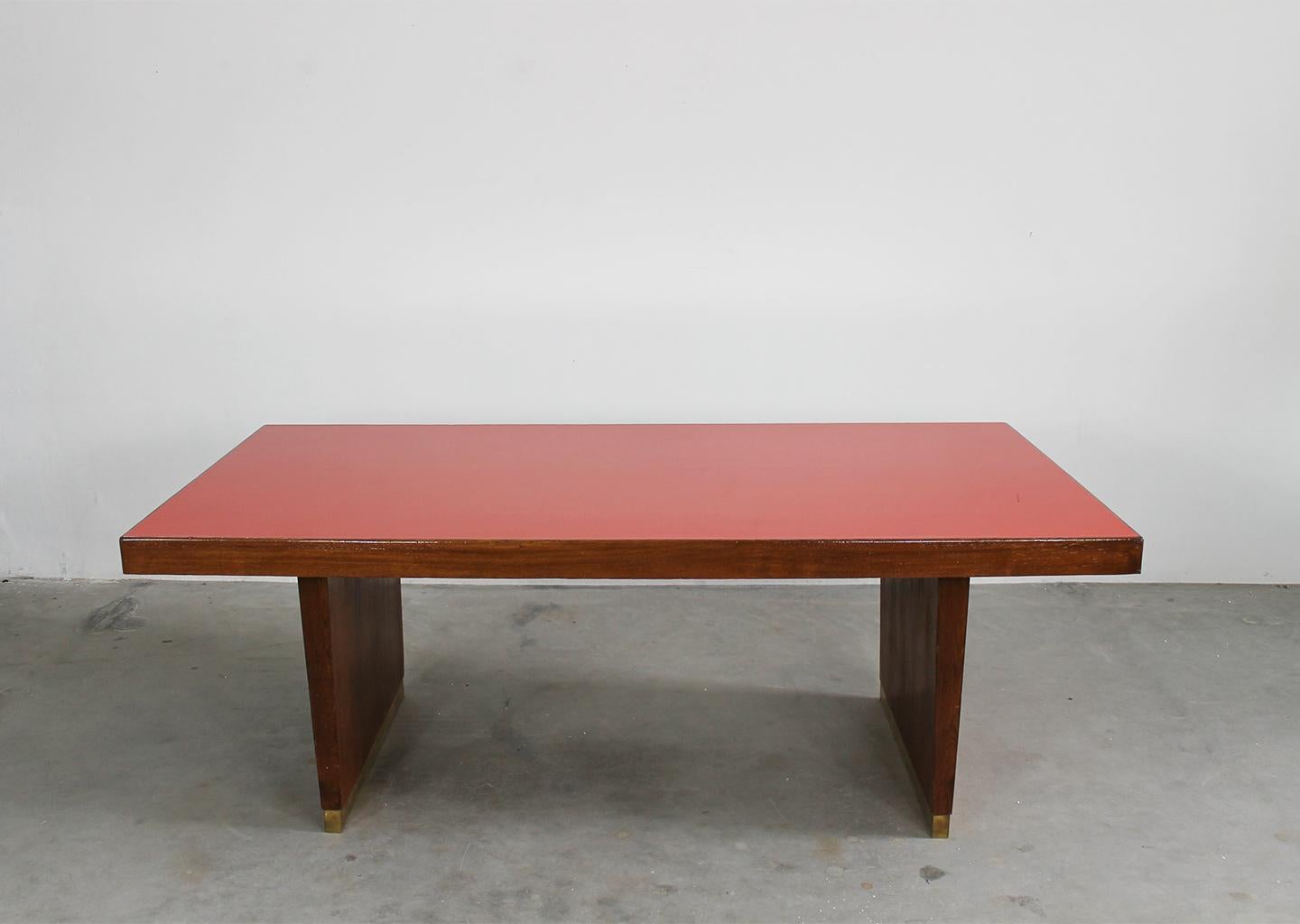 Gio Ponti-Tisch aus Eiche, Messing und rotem Laminat, italienische Manifacture, 1950er Jahre (Sonstiges) im Angebot