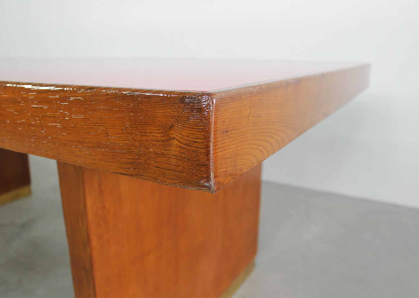 Gio Ponti-Tisch aus Eiche, Messing und rotem Laminat, italienische Manifacture, 1950er Jahre (Mitte des 20. Jahrhunderts) im Angebot