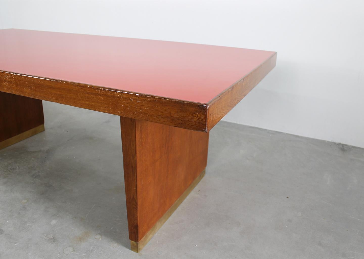 Gio Ponti-Tisch aus Eiche, Messing und rotem Laminat, italienische Manifacture, 1950er Jahre im Angebot 1