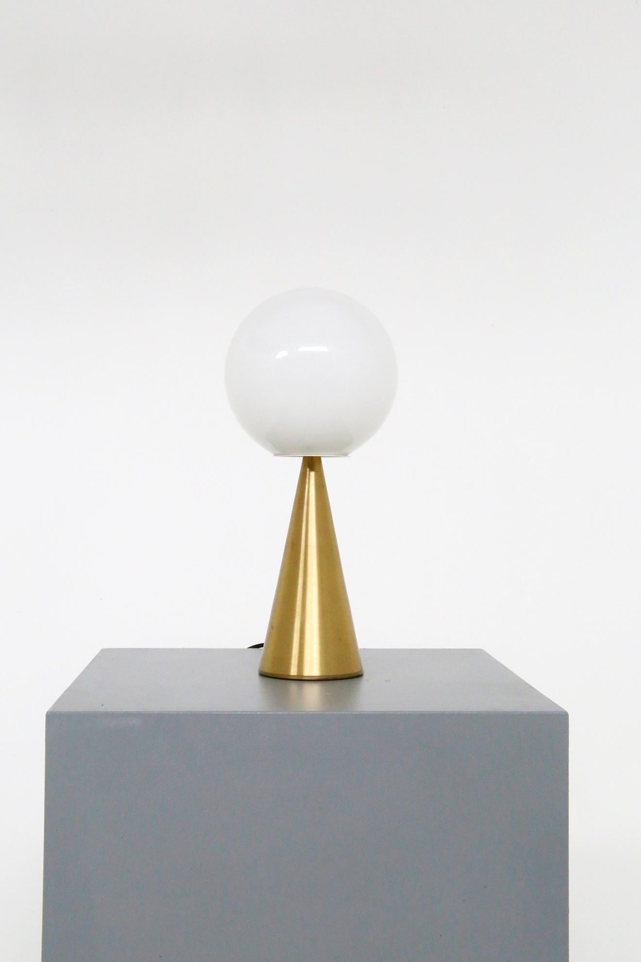 Lampe de table conçue par Gio Ponti pour la manufacture Fontana Arte en 1960. Le modèle représenté est Bilia. Bilia est la lampe de table parfaite aux lignes droites, nettes et bien définies, un modèle qui ne se lasse pas, donc un classique