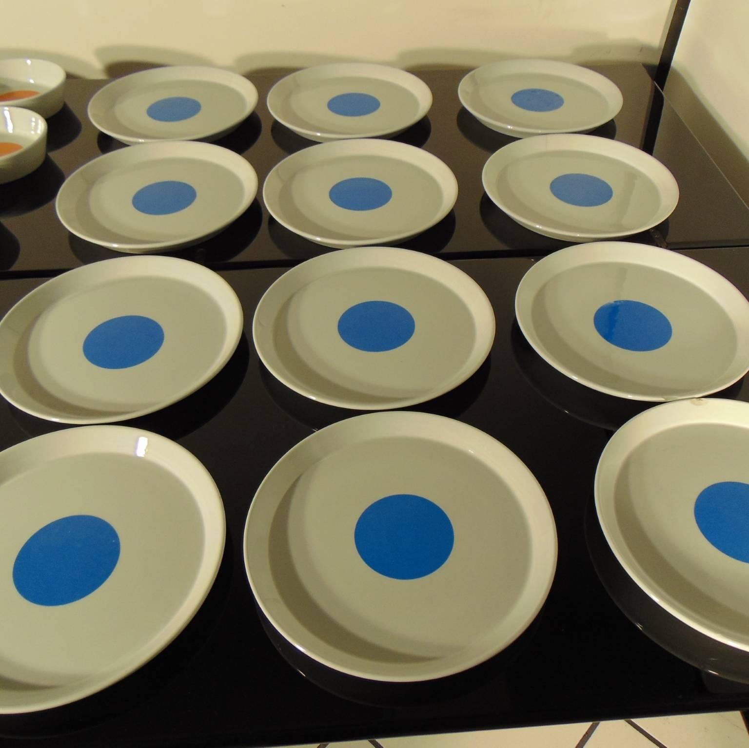 Gio Ponti Tableware Complete Set White Blue Orange Ceramica Italiana Pozzi, 1967 In Good Condition In Arosio, IT