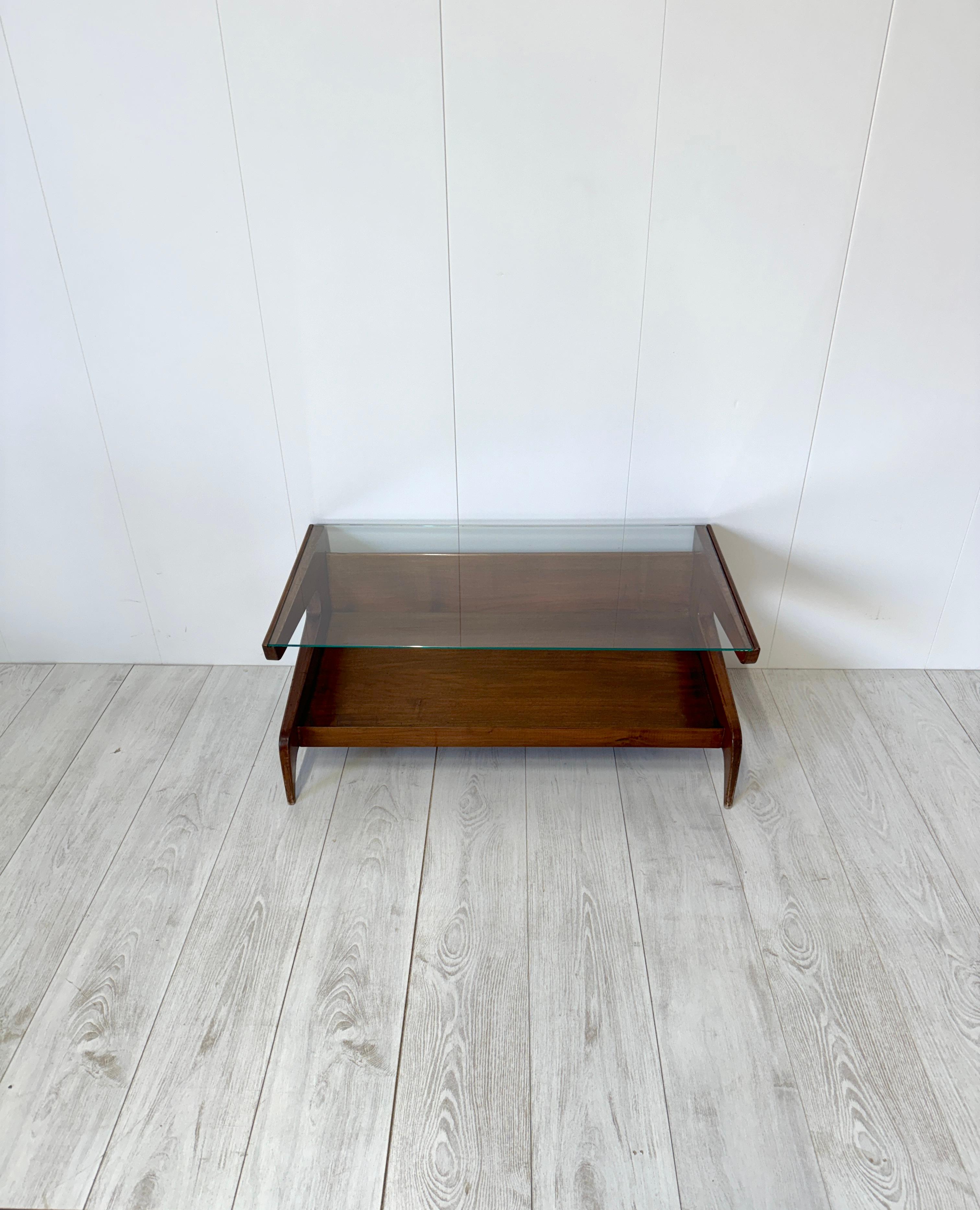 Besonderer Couchtisch, entworfen von Gio Ponti in den frühen 1950er Jahren und hergestellt von Giordano Chiesa mit verschiedenen Ausführungen je nach Auftrag
In dieser Version steht es in den Büros des zweiten Palastes in Montecatini, in den