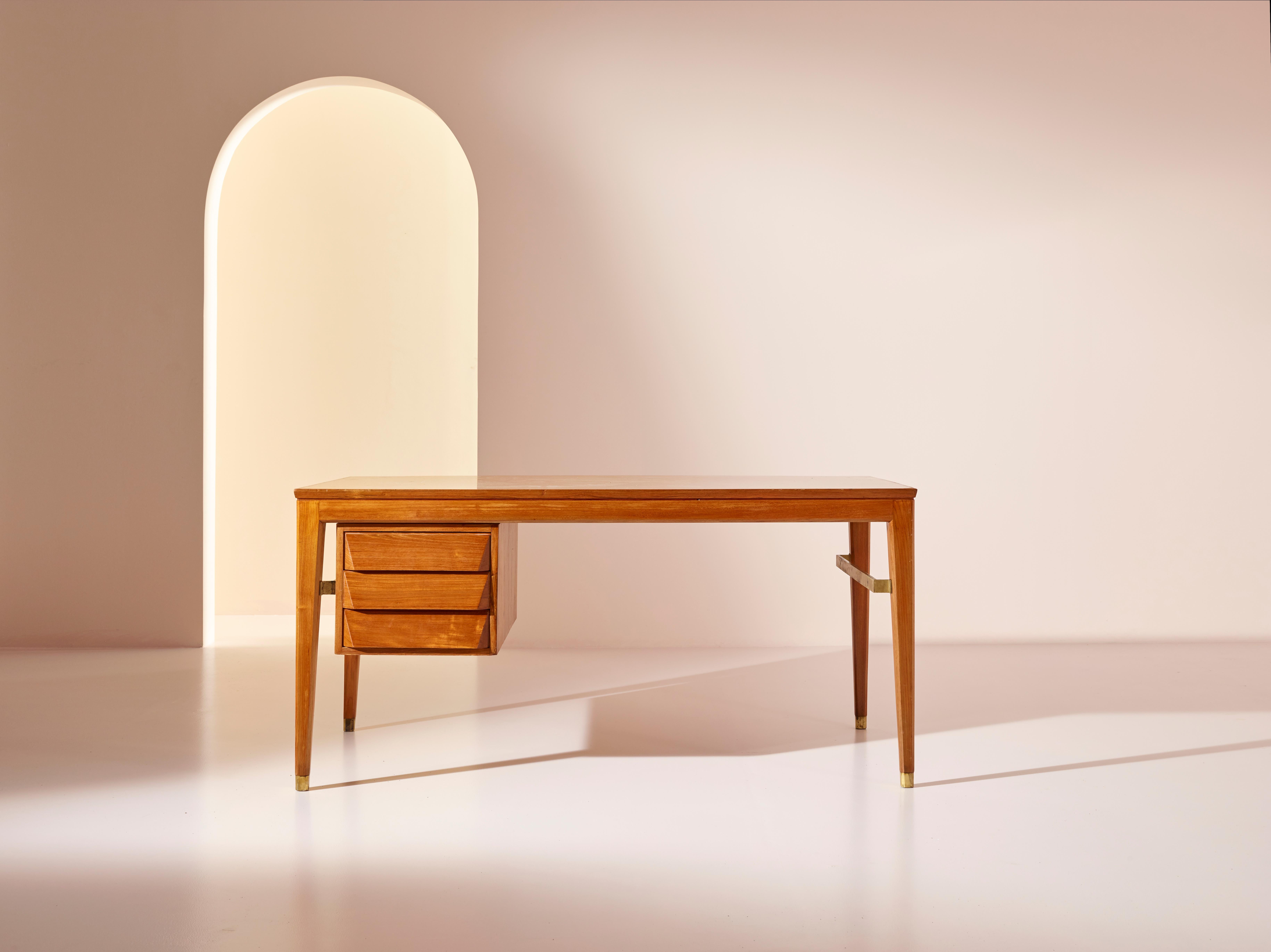 Ce bureau Gio Ponti, conçu pour les bureaux de BNL et fabriqué par Isa Bergamo dans les années 1950, est un magnifique meuble qui met en valeur le style caractéristique du designer. 

Fabriqué en bois de teck massif, le bureau présente un design