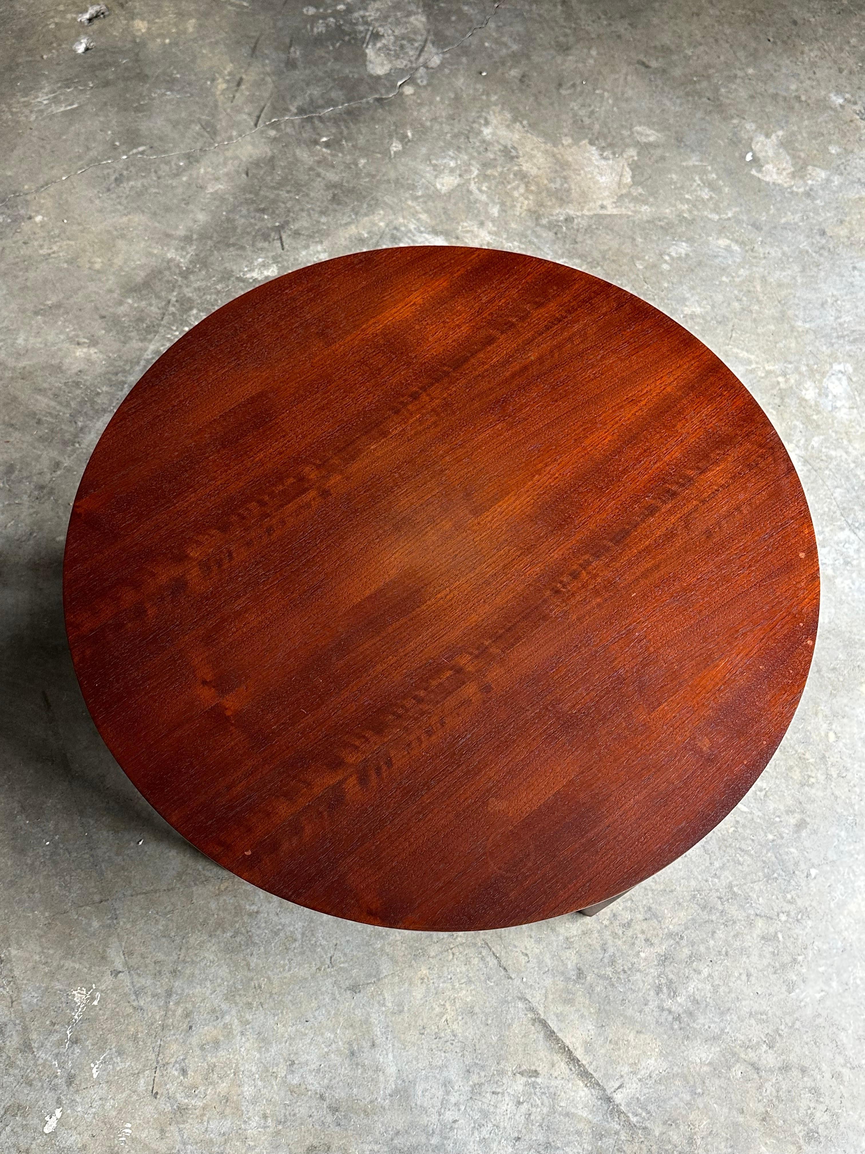 An elegant lamp or occasional table designed by Gio Ponti and produced by Singer and Sons. Table features quarter sawn walnut grain and classic Ponti stylized legs. Please note there is some light fading towards the center of the tier and top, but