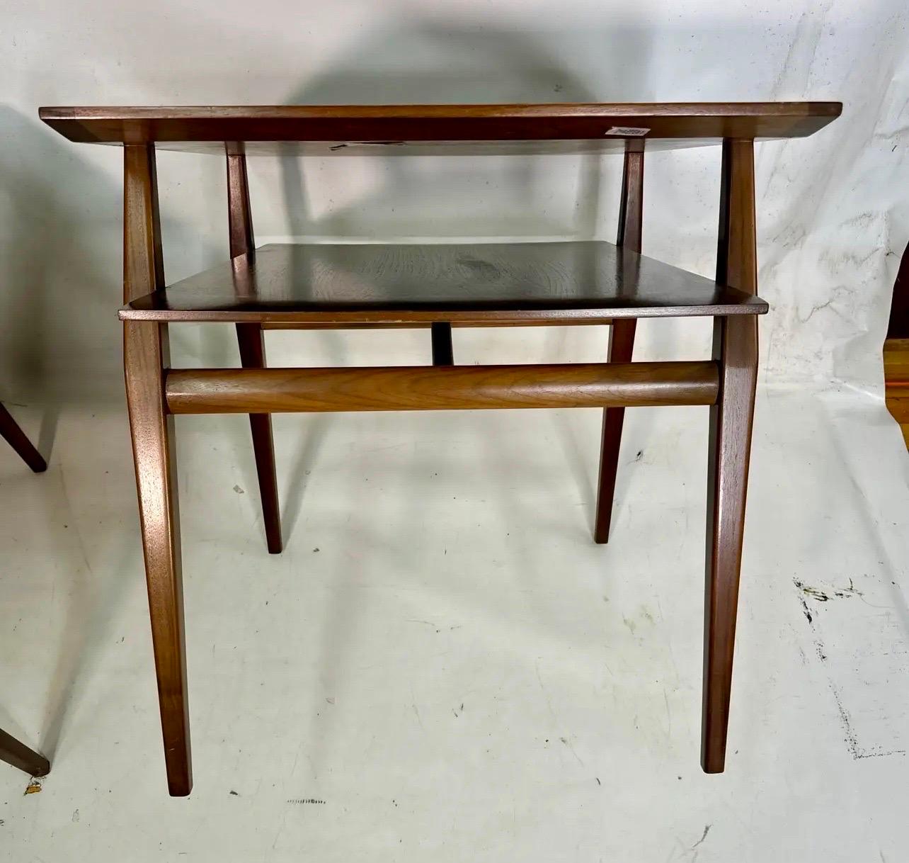 Pareja de mesas auxiliares escalonadas de nogal Gio Ponti para M. Singer & Sons Desconocido en venta