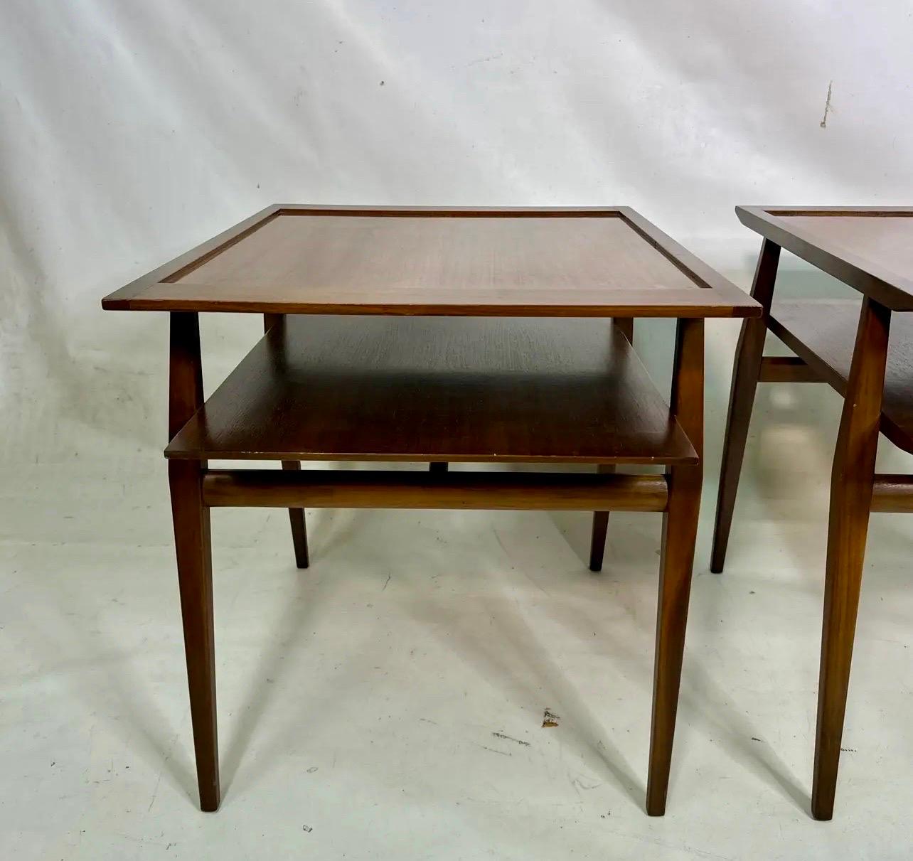 Pareja de mesas auxiliares escalonadas de nogal Gio Ponti para M. Singer & Sons en Bueno estado para la venta en Esperance, NY