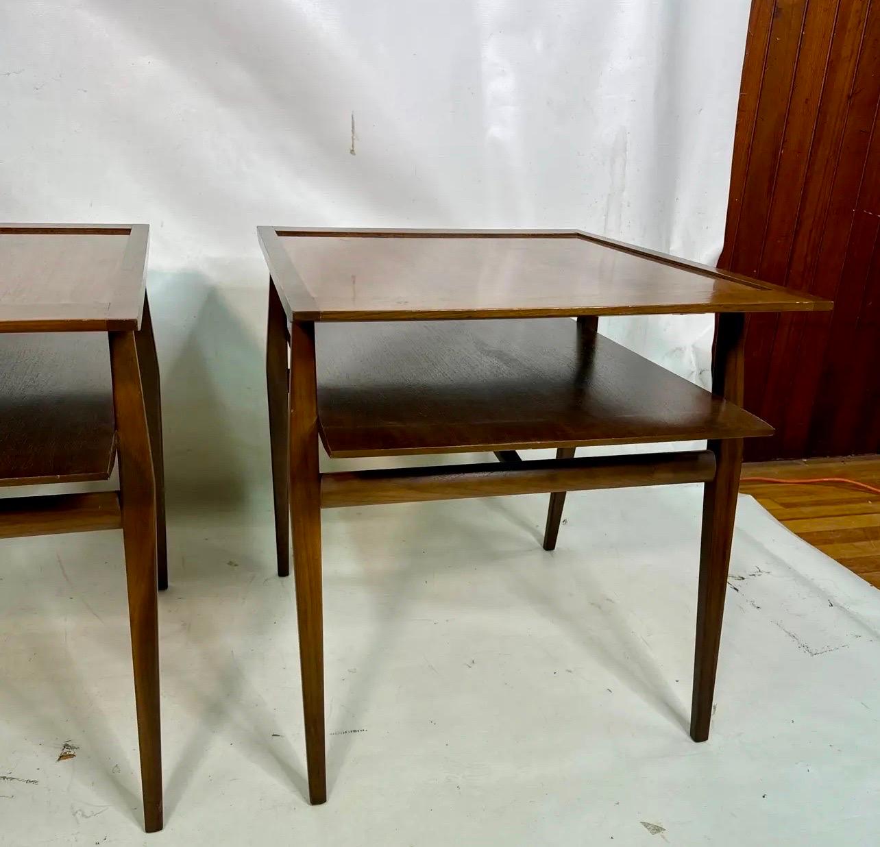 Pareja de mesas auxiliares escalonadas de nogal Gio Ponti para M. Singer & Sons mediados del siglo XX en venta